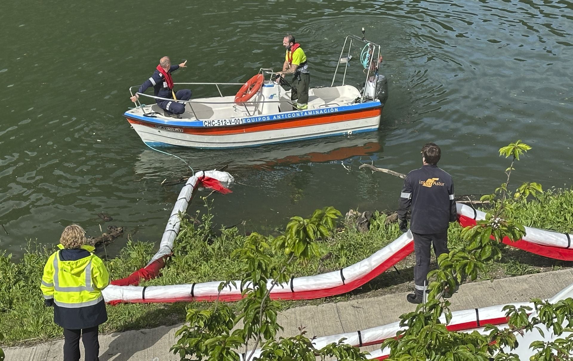 Drones, grandes flotadores y una grúa para sacar el helicóptero del embalse de Tanes