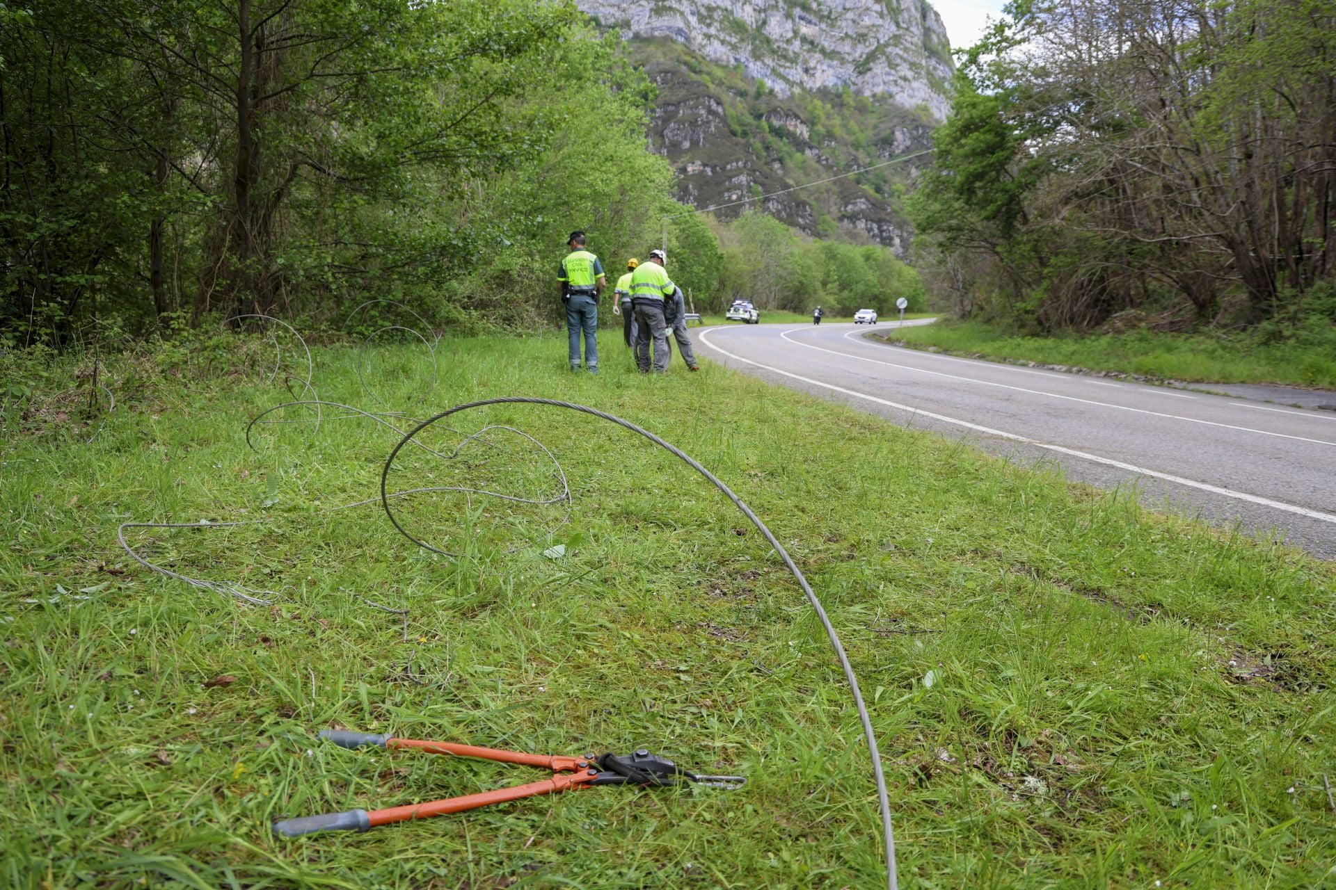 Drones, grandes flotadores y una grúa para sacar el helicóptero del embalse de Tanes