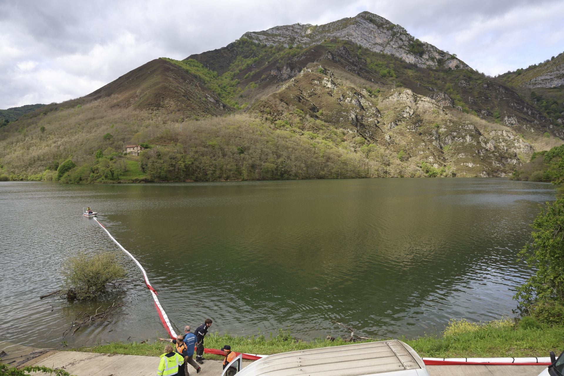 Drones, grandes flotadores y una grúa para sacar el helicóptero del embalse de Tanes
