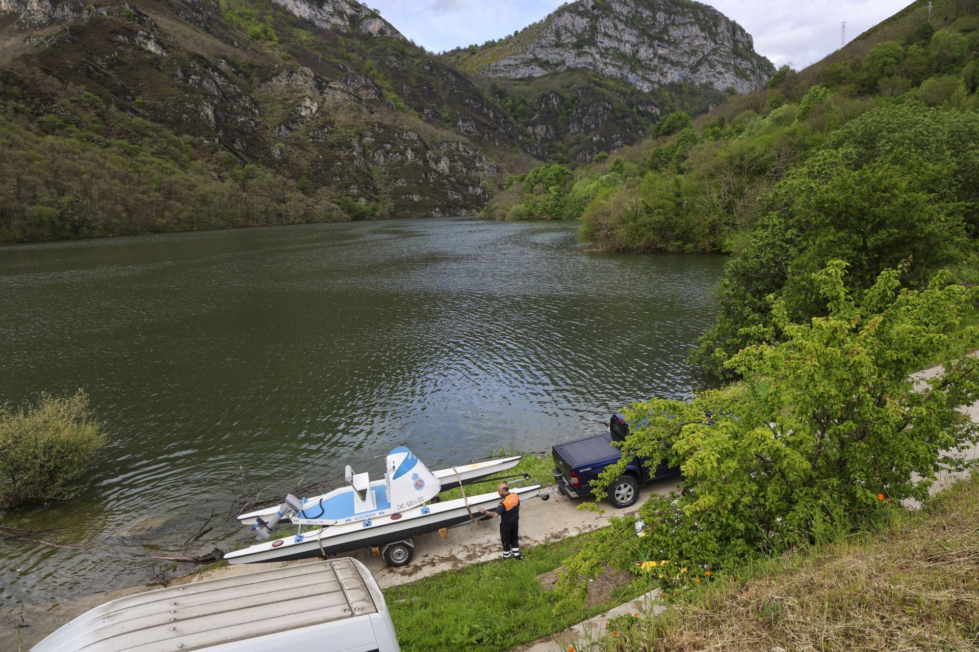 Drones, grandes flotadores y una grúa para sacar el helicóptero del embalse de Tanes
