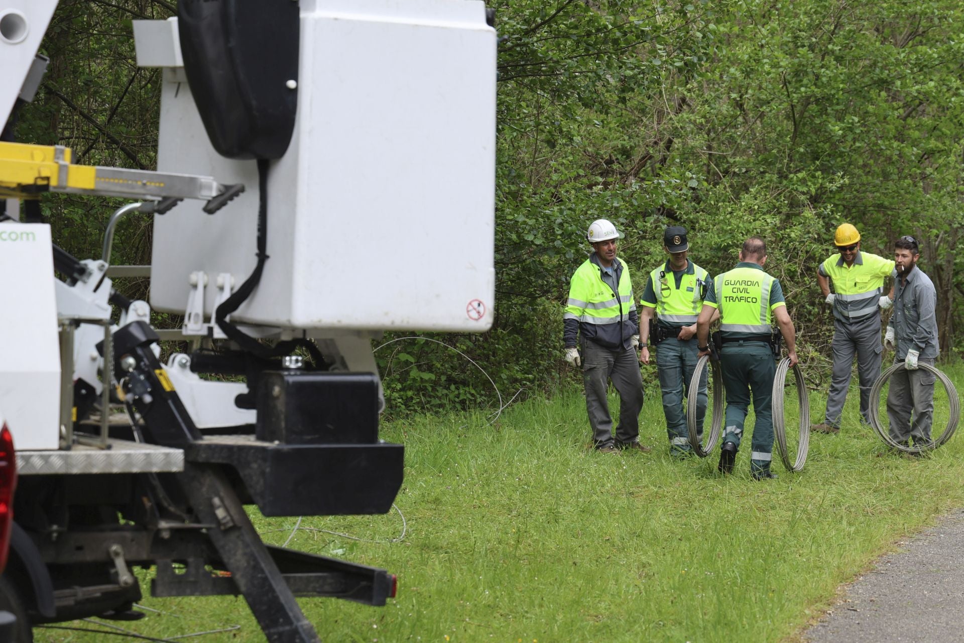 Drones, grandes flotadores y una grúa para sacar el helicóptero del embalse de Tanes