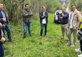 El operativo para rescatar el helicóptero accidentado en el embalse de Tanes: drones, grandes flotadores colocados por un equipo de buzos y una grúa
