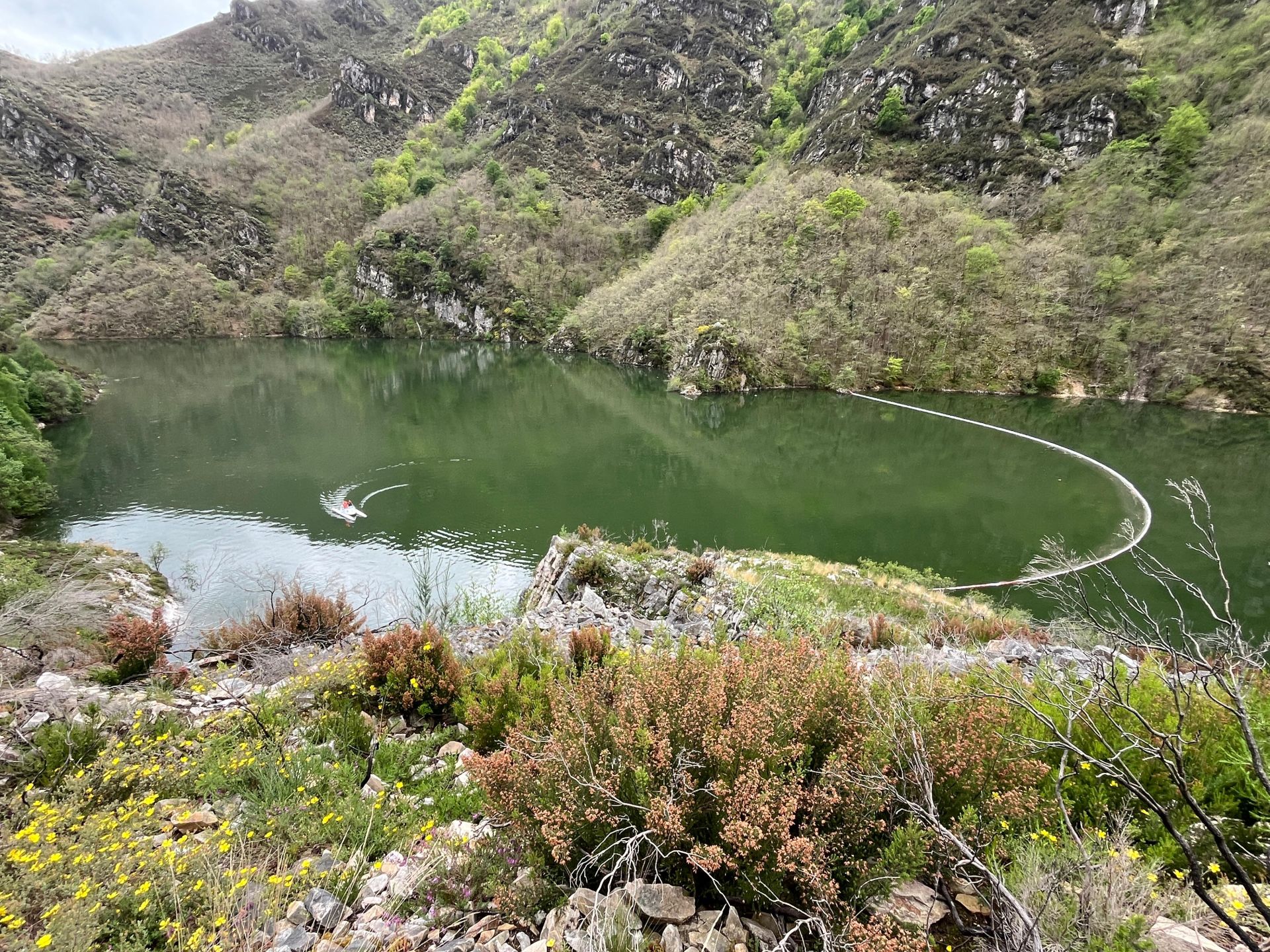 Drones, grandes flotadores y una grúa para sacar el helicóptero del embalse de Tanes