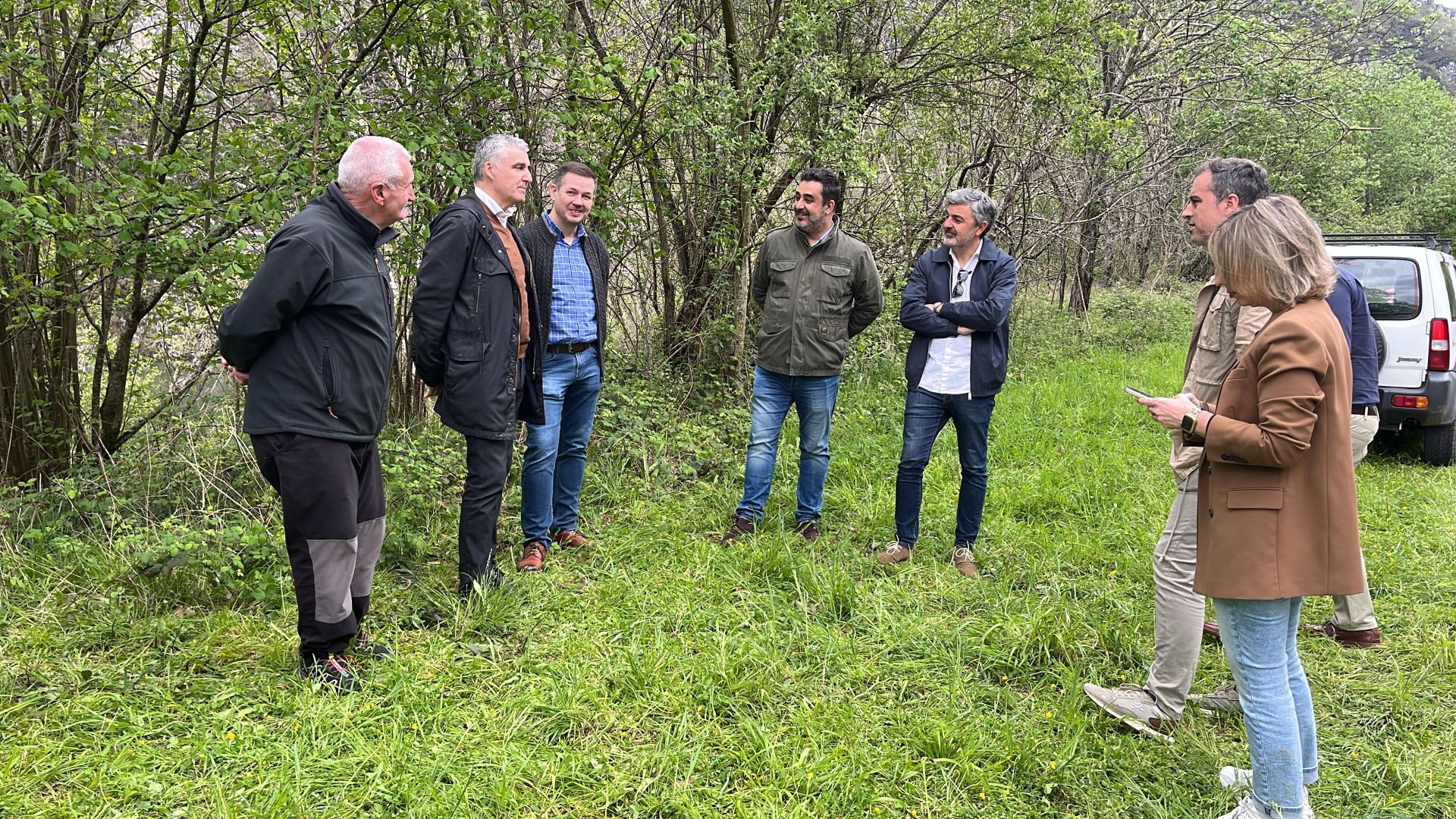 Drones, grandes flotadores y una grúa para sacar el helicóptero del embalse de Tanes