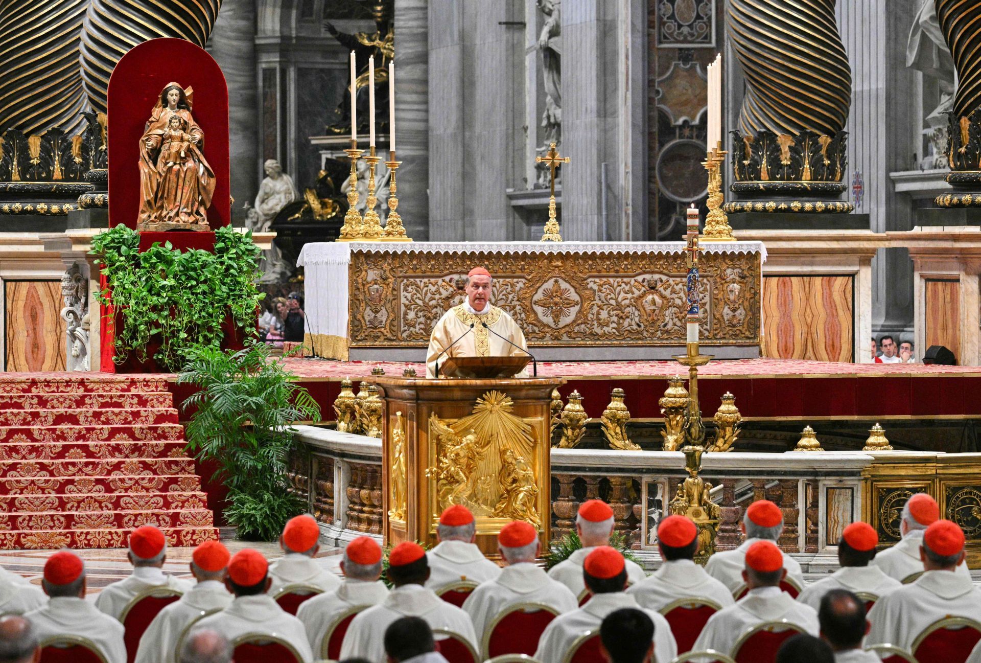 Fotos: El cardenal luanquín Ángel Fernández Artime oficia la misa novencial en el Vaticano