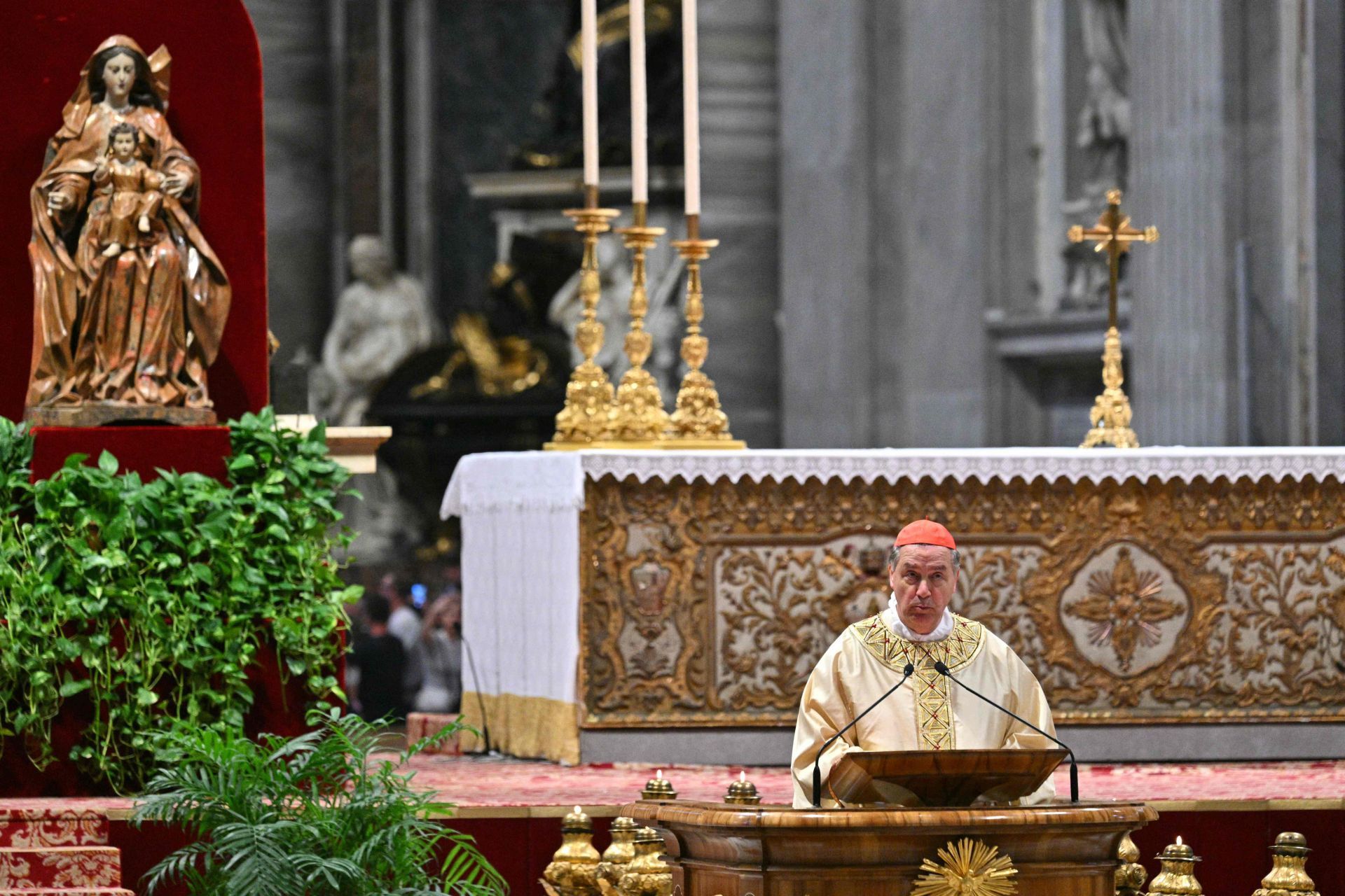 Fotos: El cardenal luanquín Ángel Fernández Artime oficia la misa novencial en el Vaticano