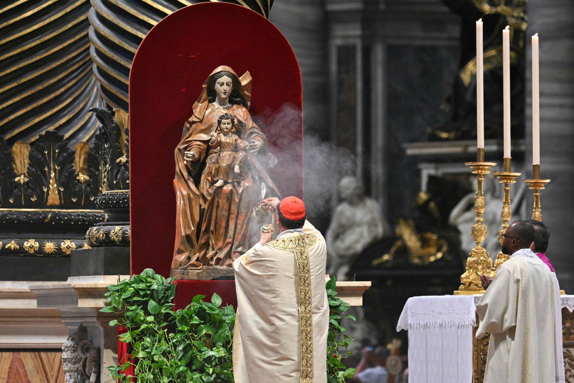 Fotos: El cardenal luanquín Ángel Fernández Artime oficia la misa novencial en el Vaticano
