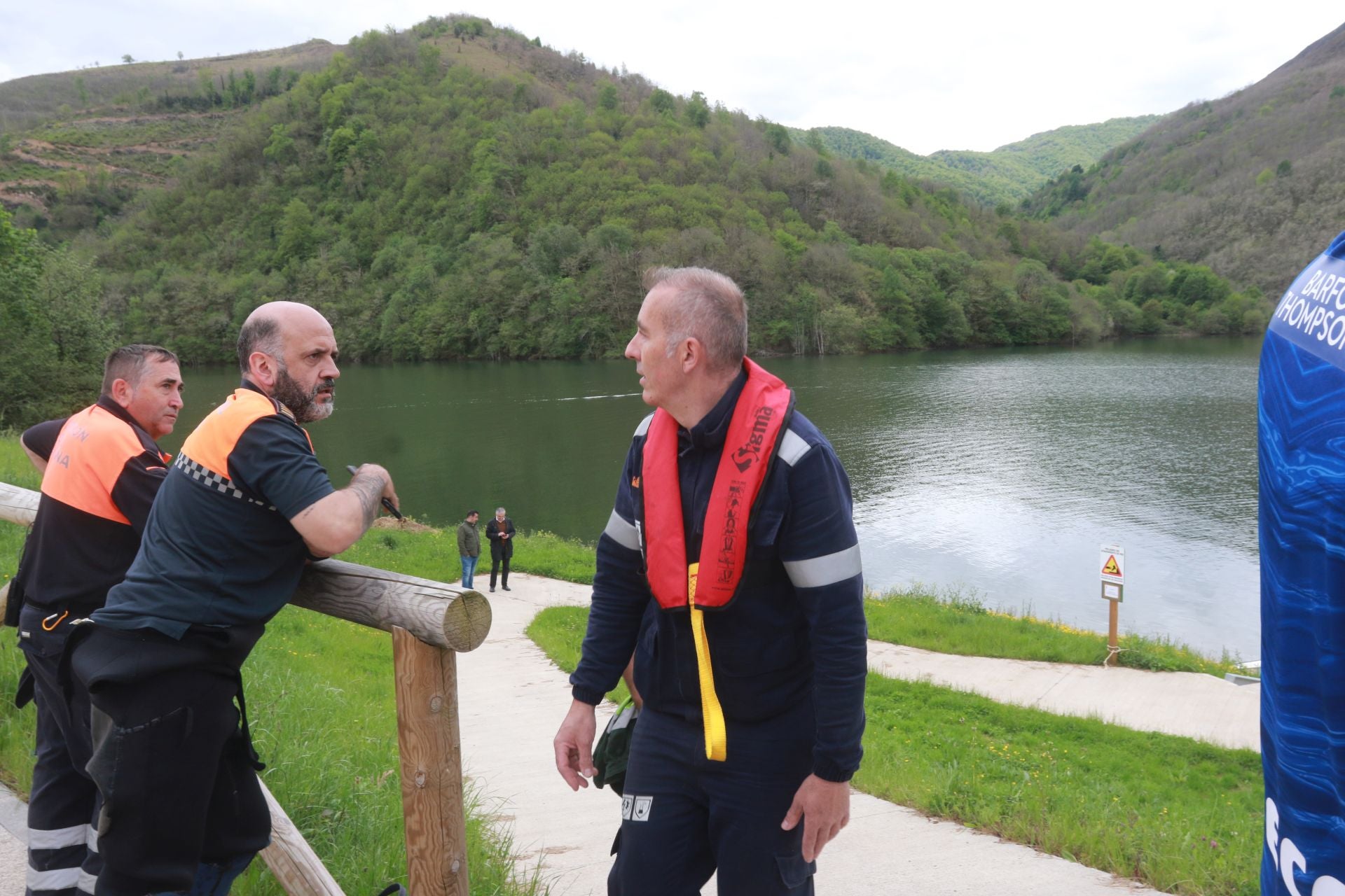 Drones, grandes flotadores y una grúa para sacar el helicóptero del embalse de Tanes