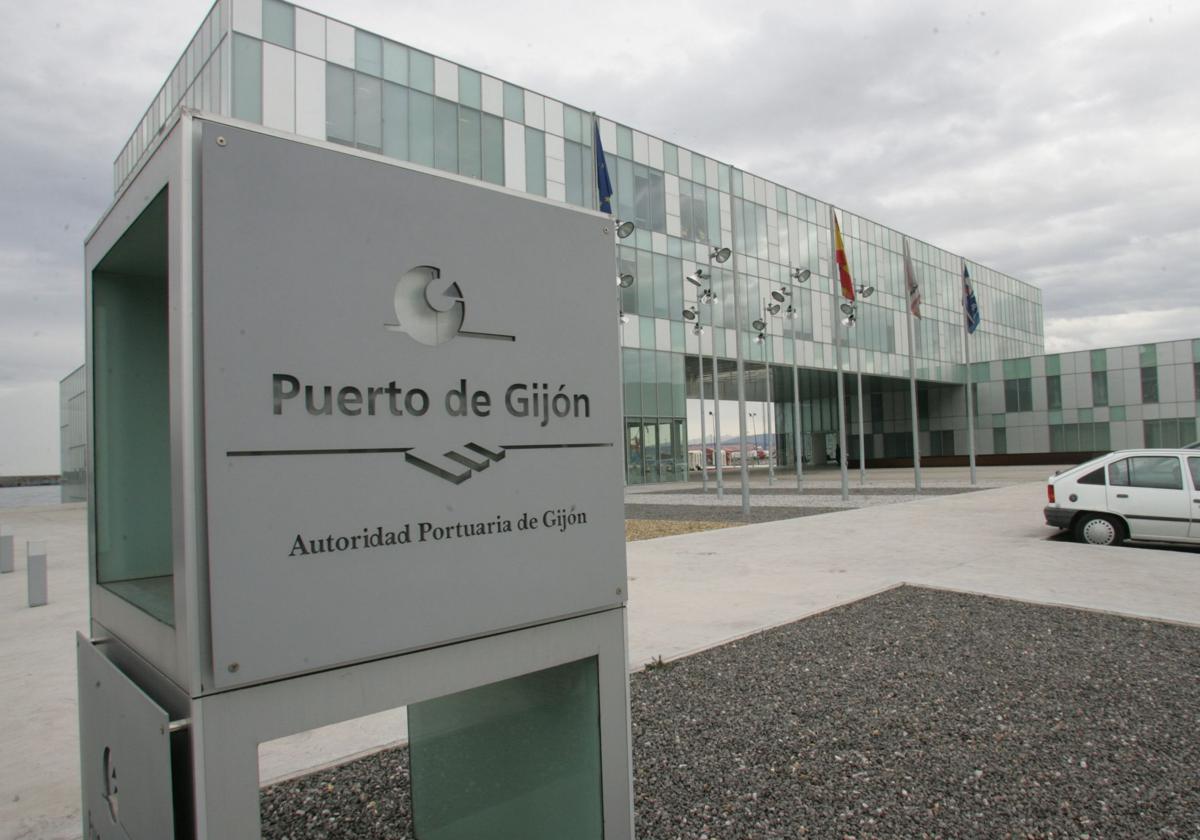 El Puerto de Gijón invierte en renovar su imagen y controlar el rendimiento de sus empleados