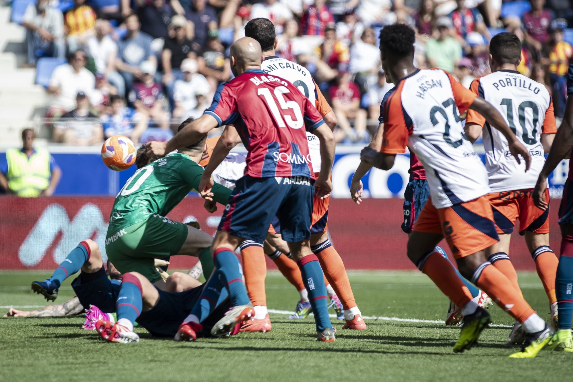 Fotos: Las jugadas del Huesca - Real Oviedo