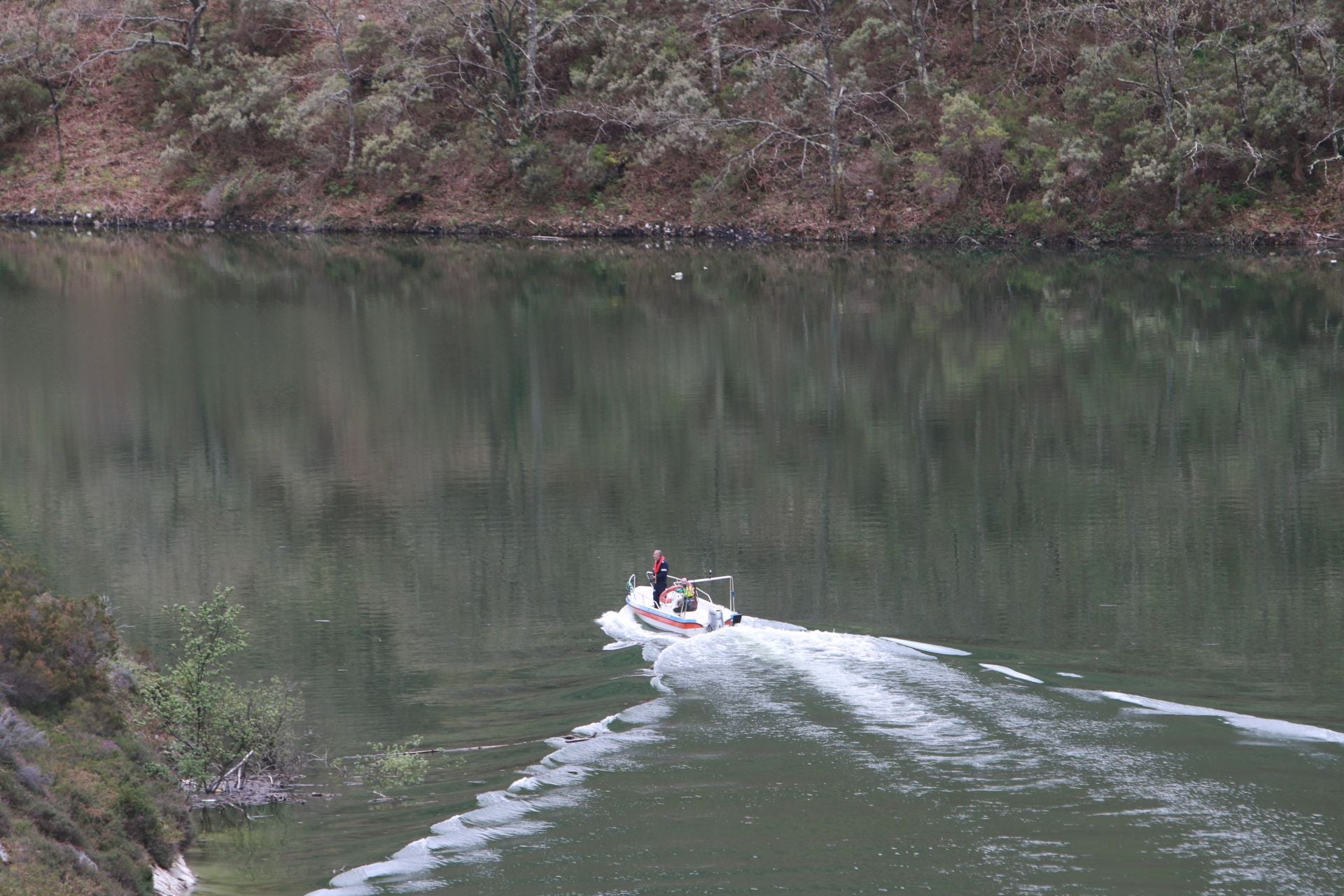 Drones, grandes flotadores y una grúa para sacar el helicóptero del embalse de Tanes
