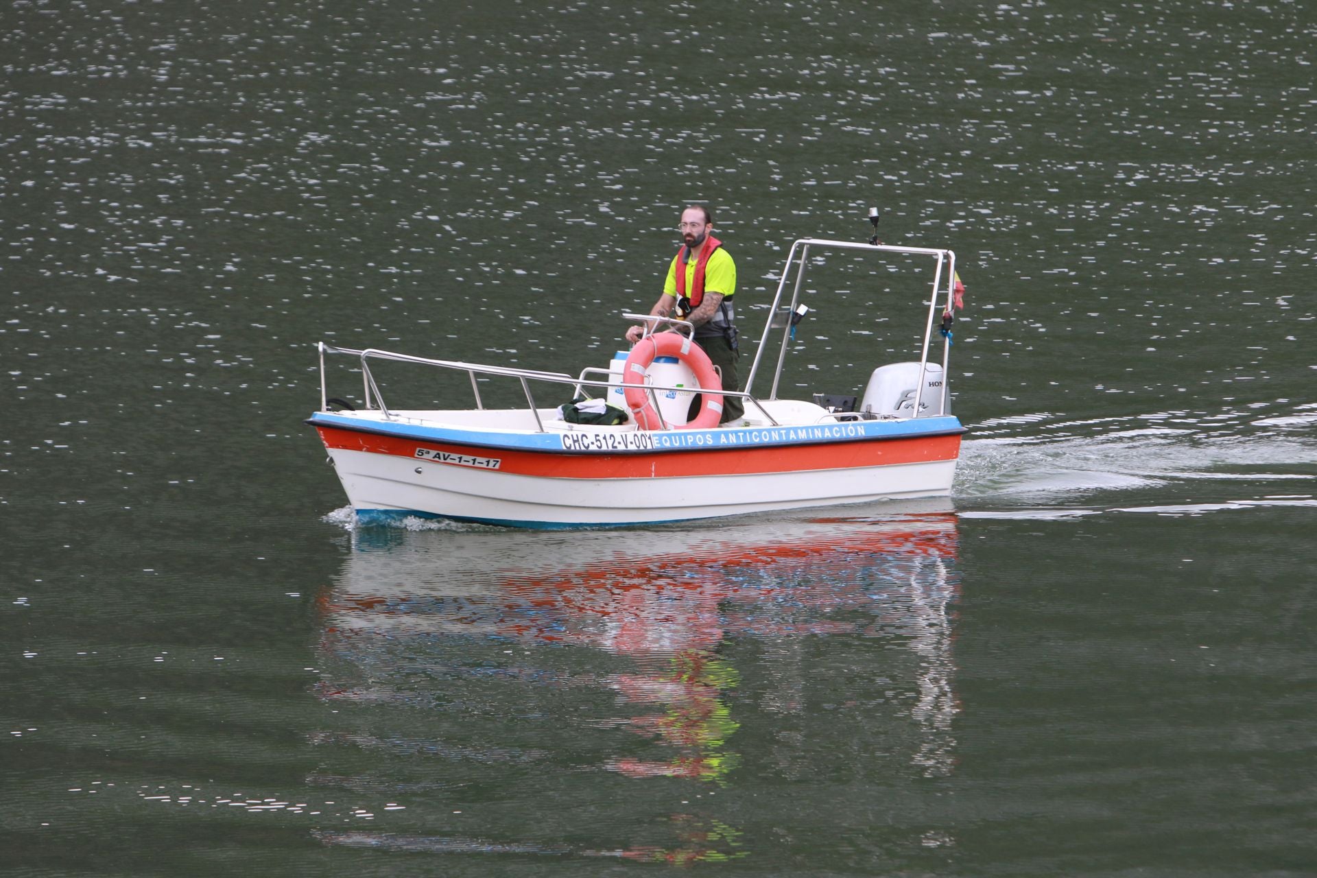 Drones, grandes flotadores y una grúa para sacar el helicóptero del embalse de Tanes