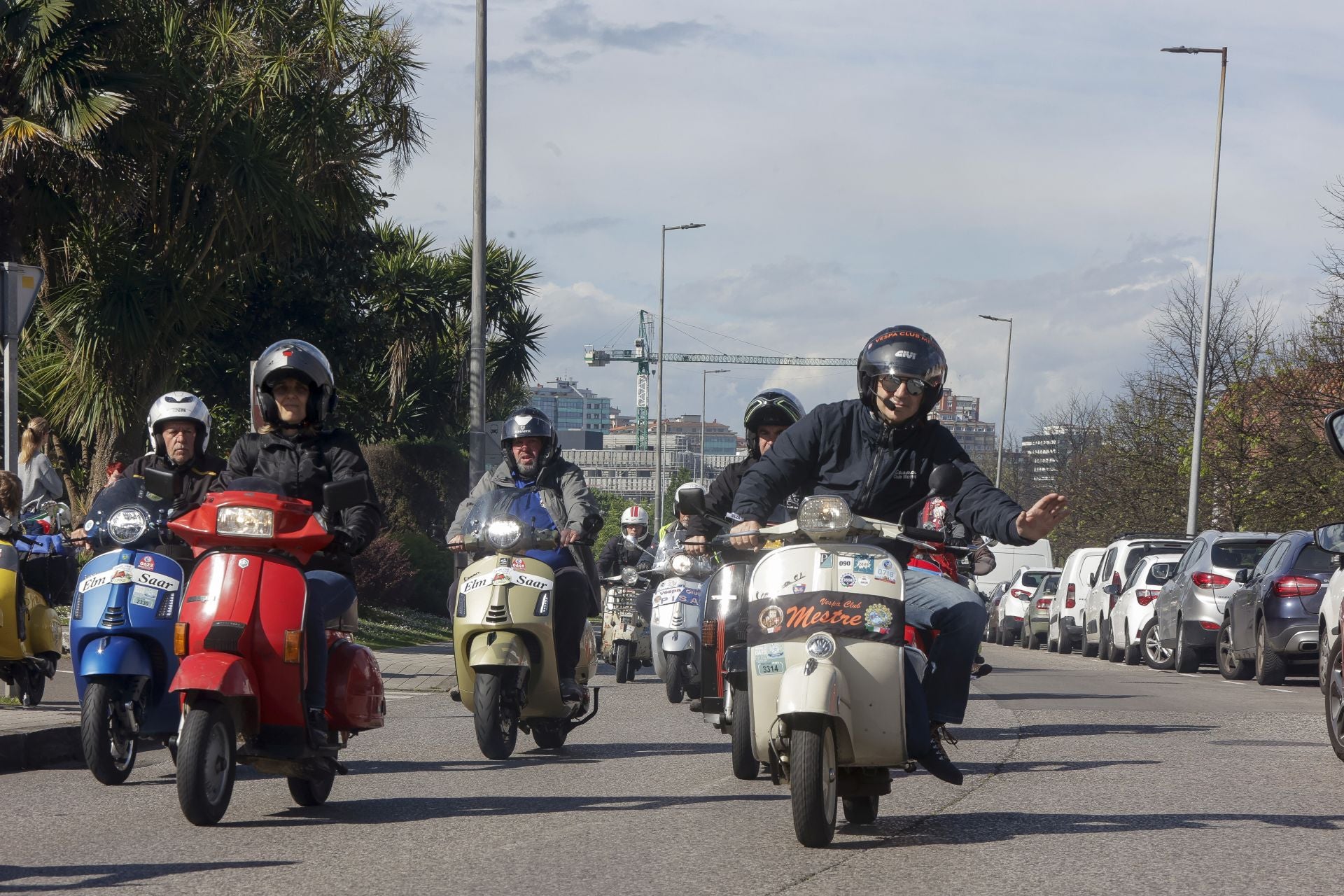 Miles de Vespas invaden Gijón