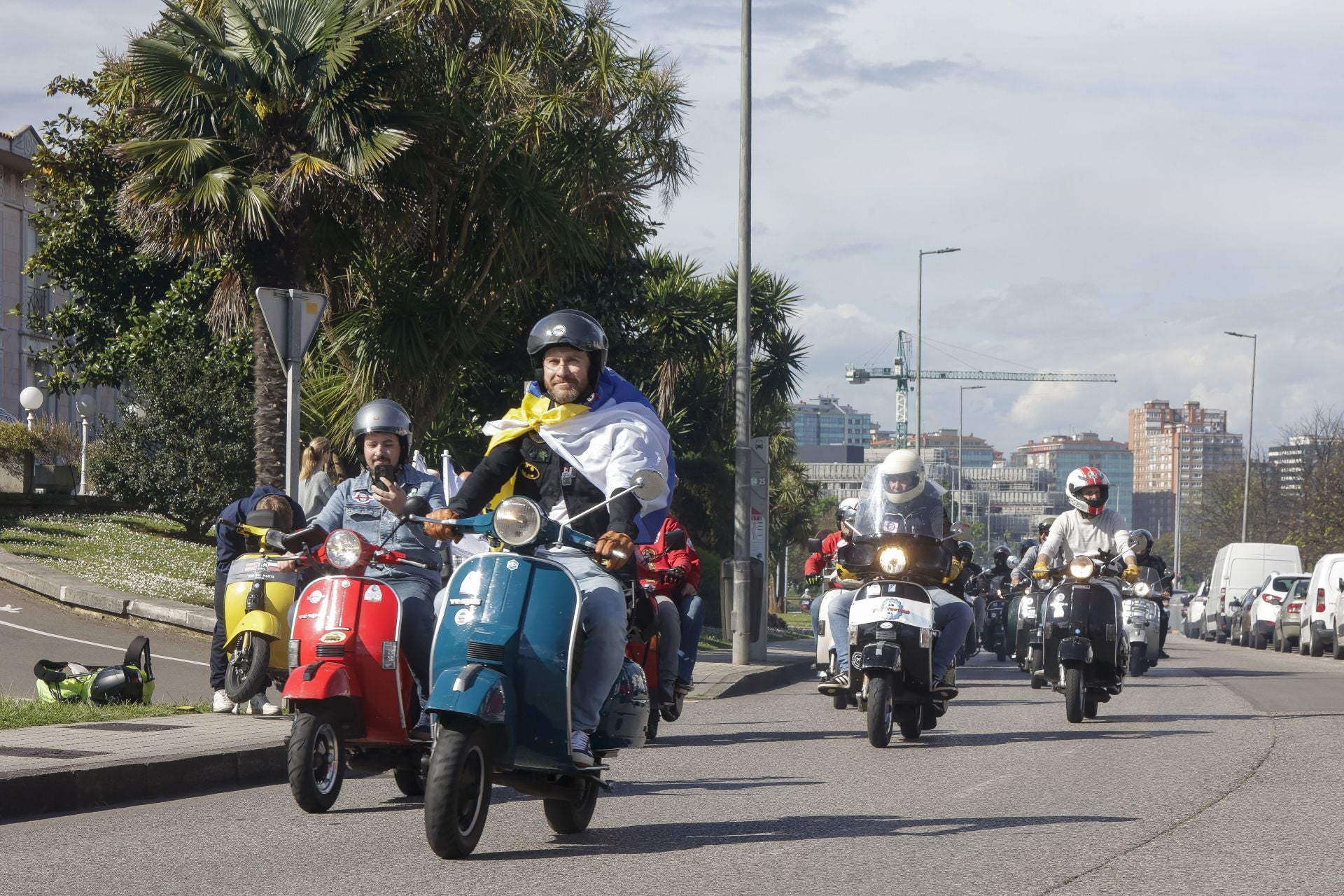 Miles de Vespas invaden Gijón