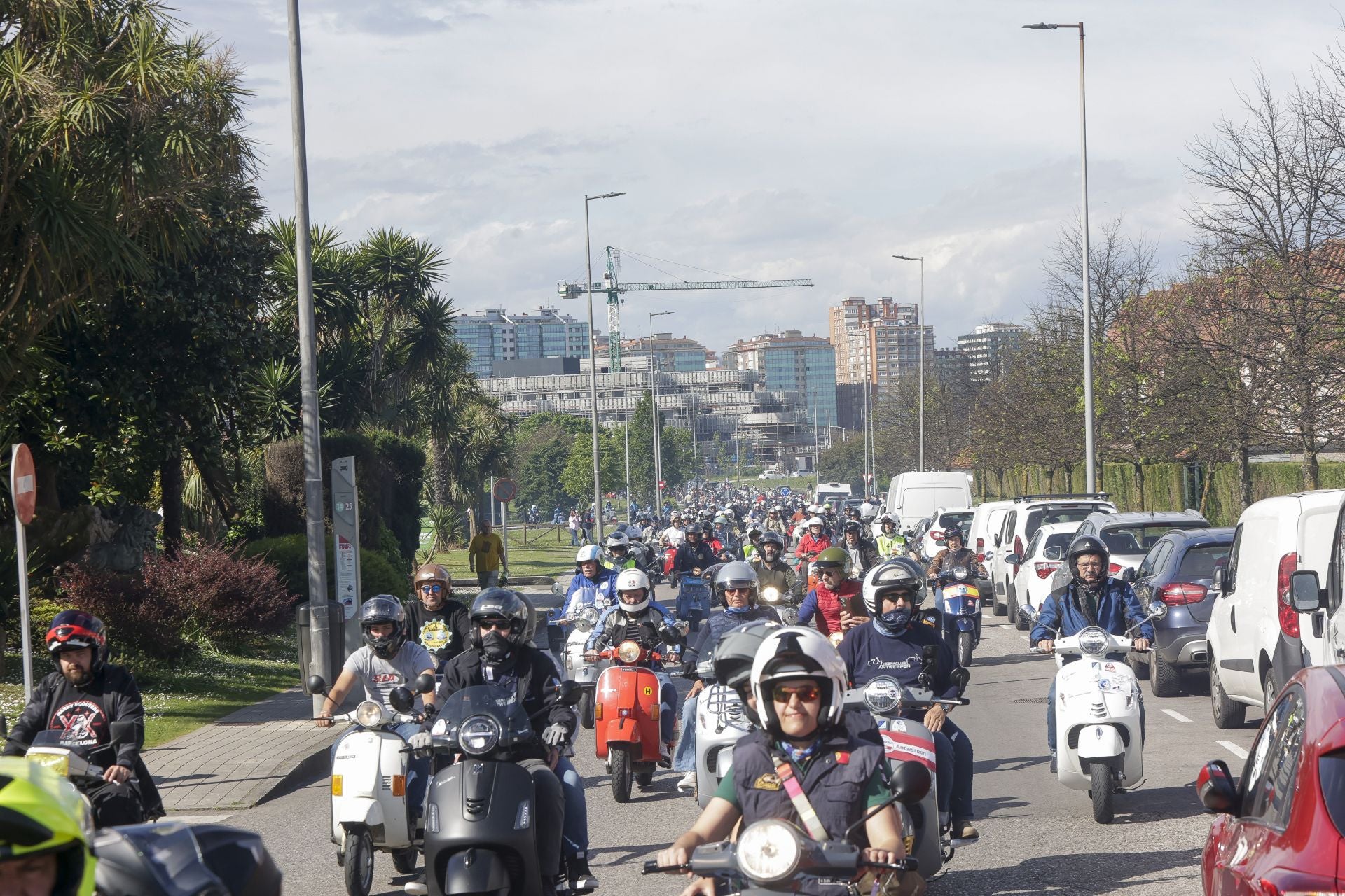 Miles de Vespas invaden Gijón