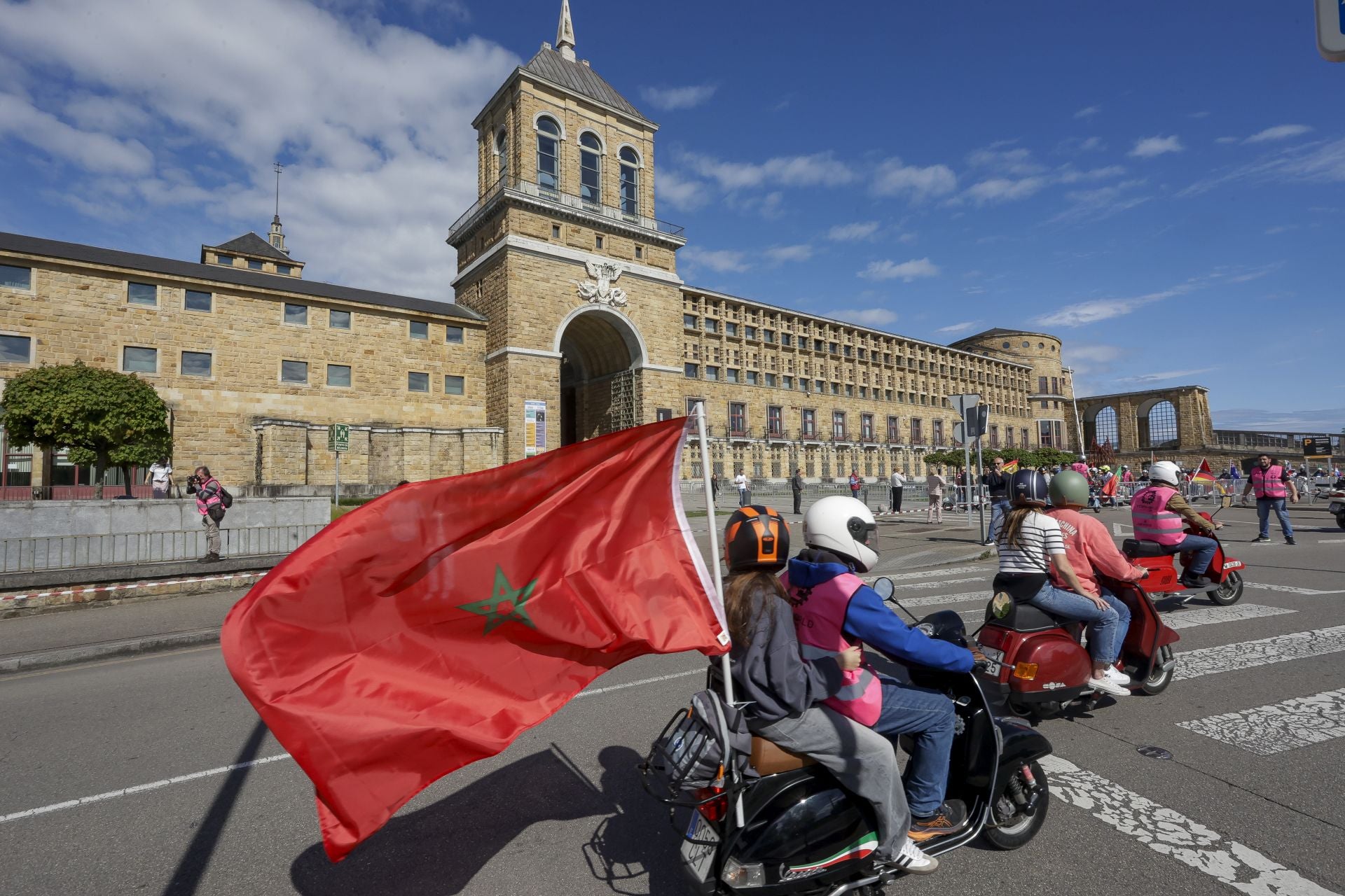 Miles de Vespas invaden Gijón