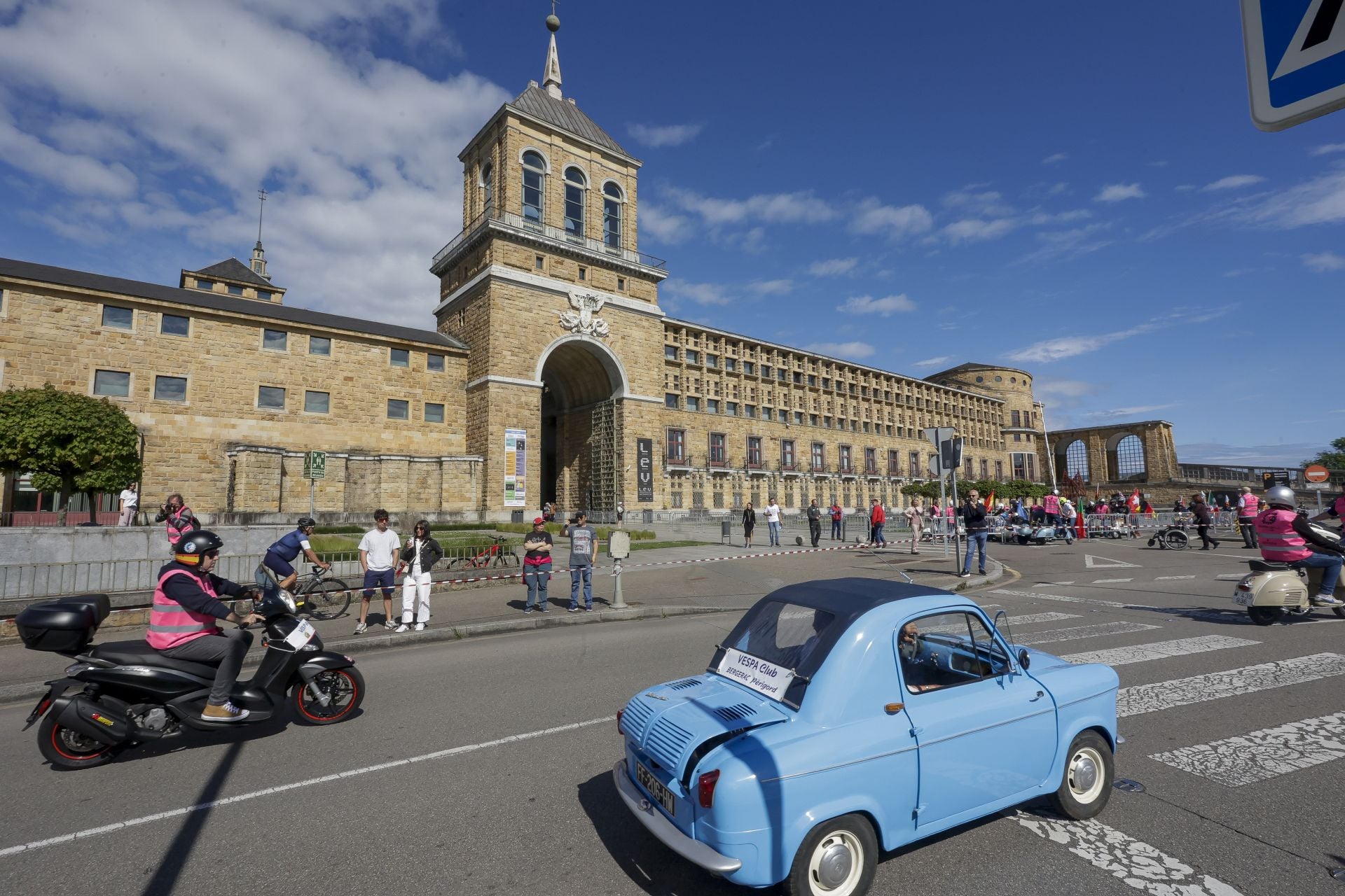 Miles de Vespas invaden Gijón