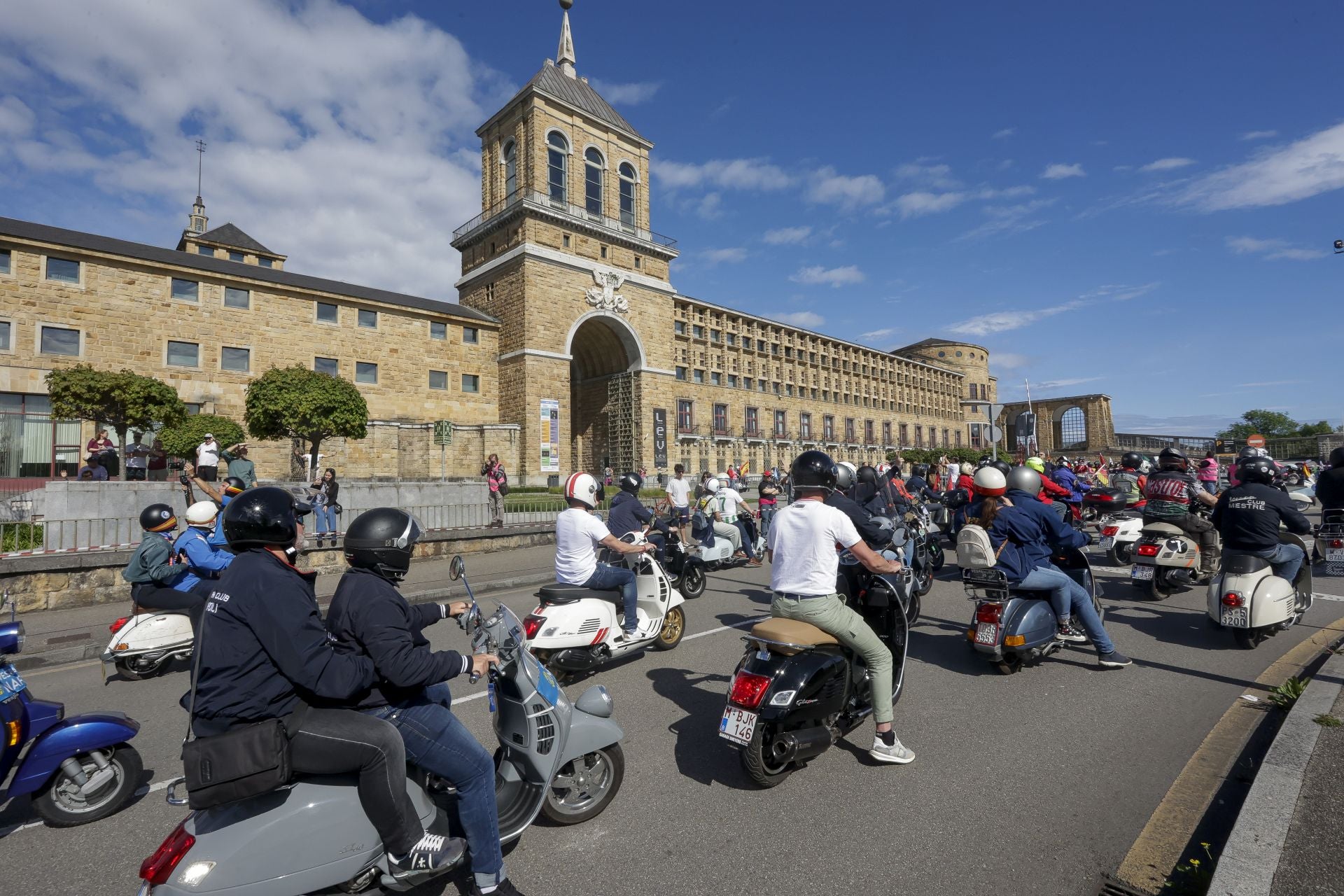 Miles de Vespas invaden Gijón