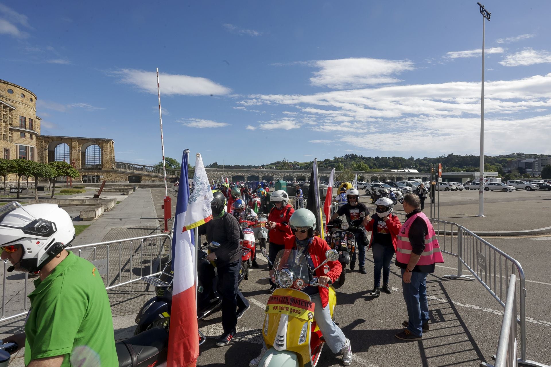 Miles de Vespas invaden Gijón