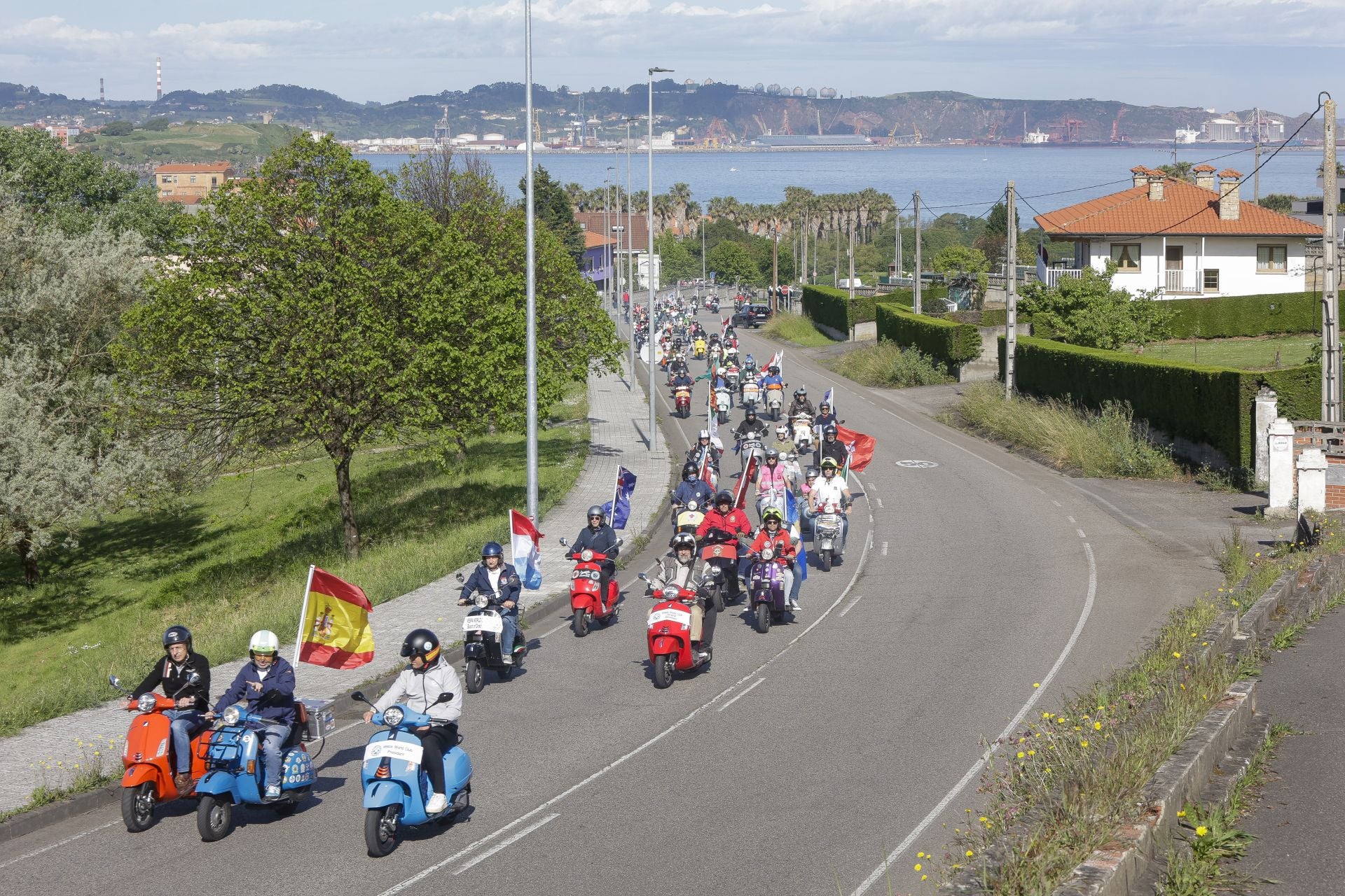 Miles de Vespas invaden Gijón