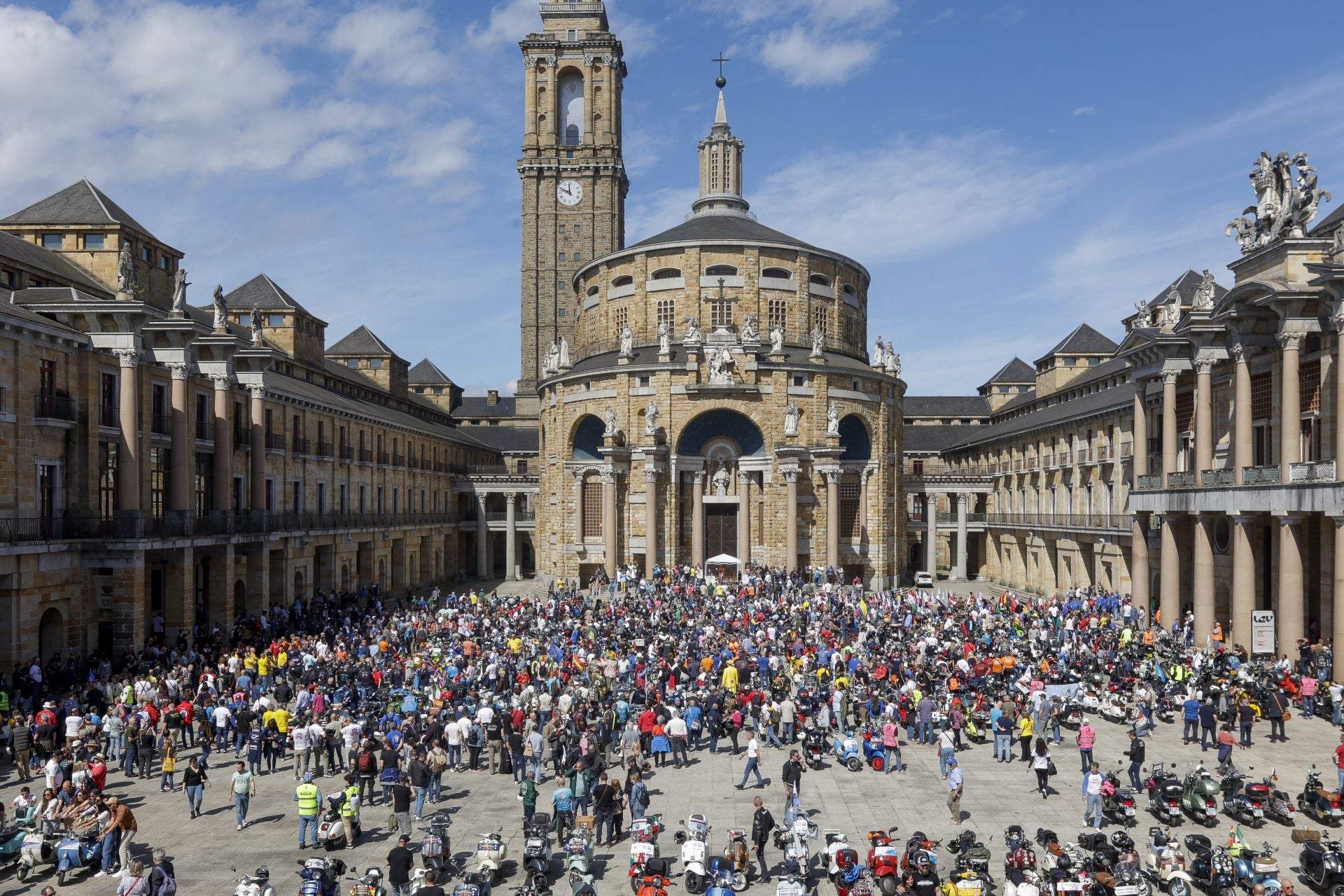 Miles de Vespas invaden Gijón