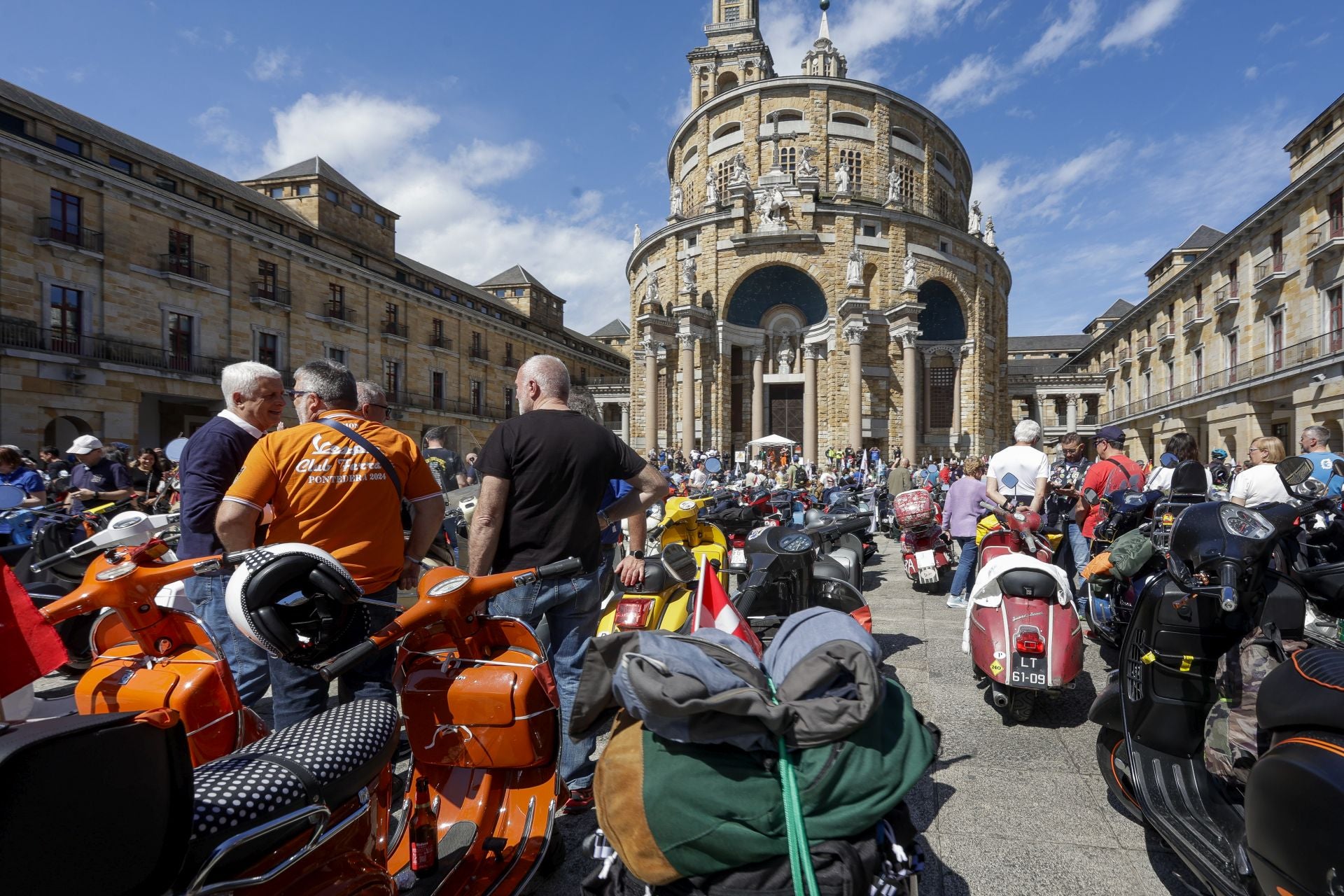 Miles de Vespas invaden Gijón