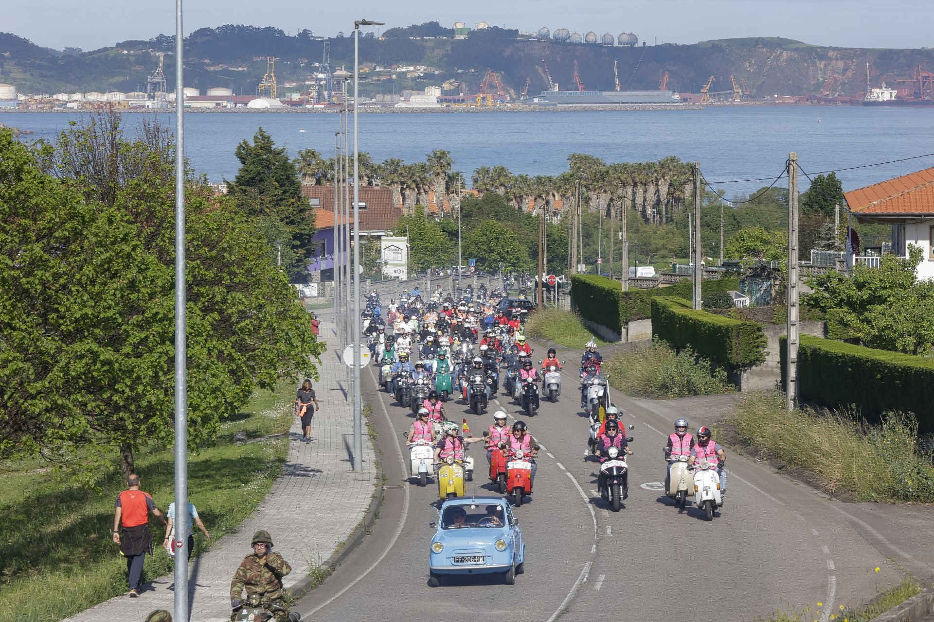 Miles de Vespas invaden Gijón