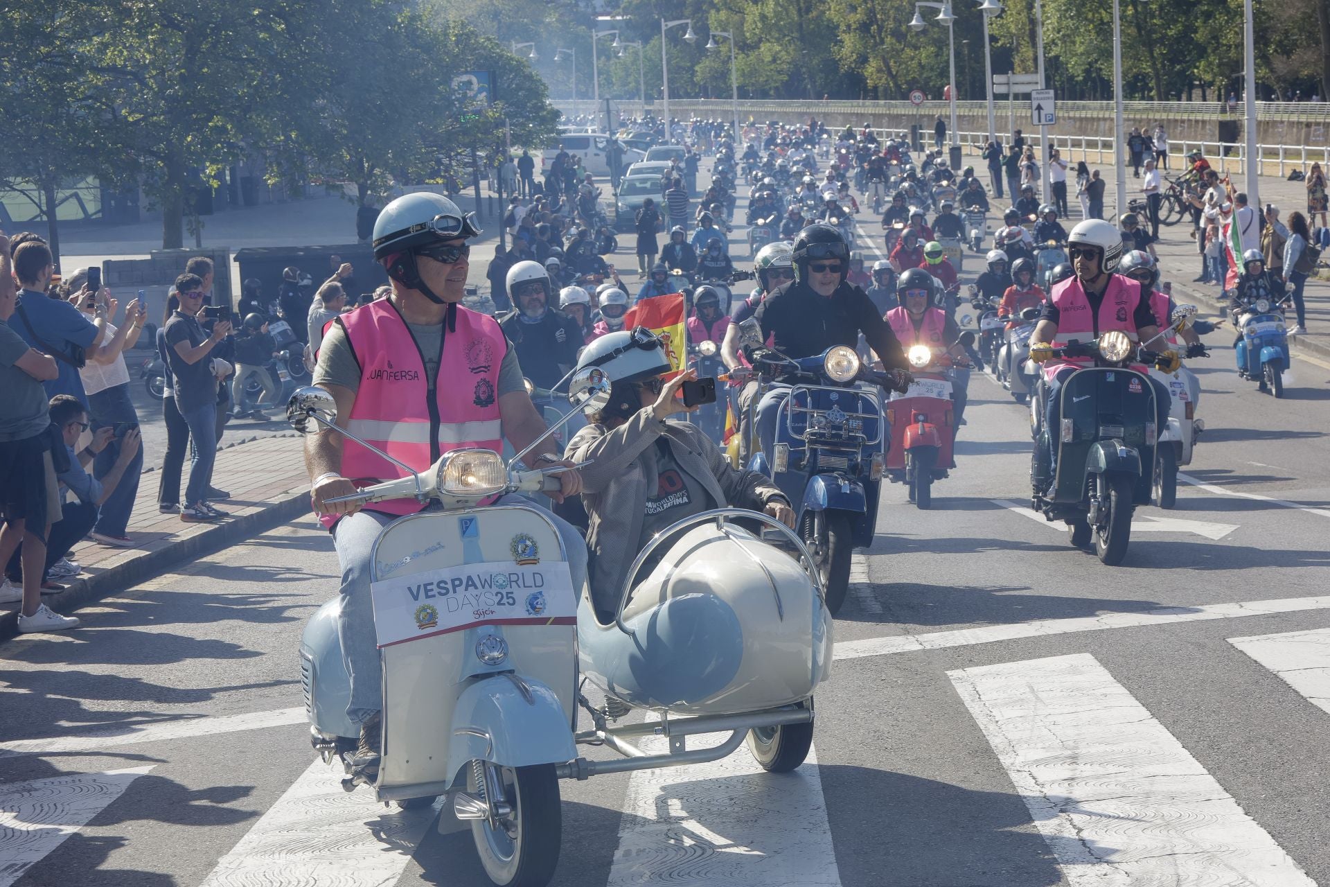 Miles de Vespas invaden Gijón