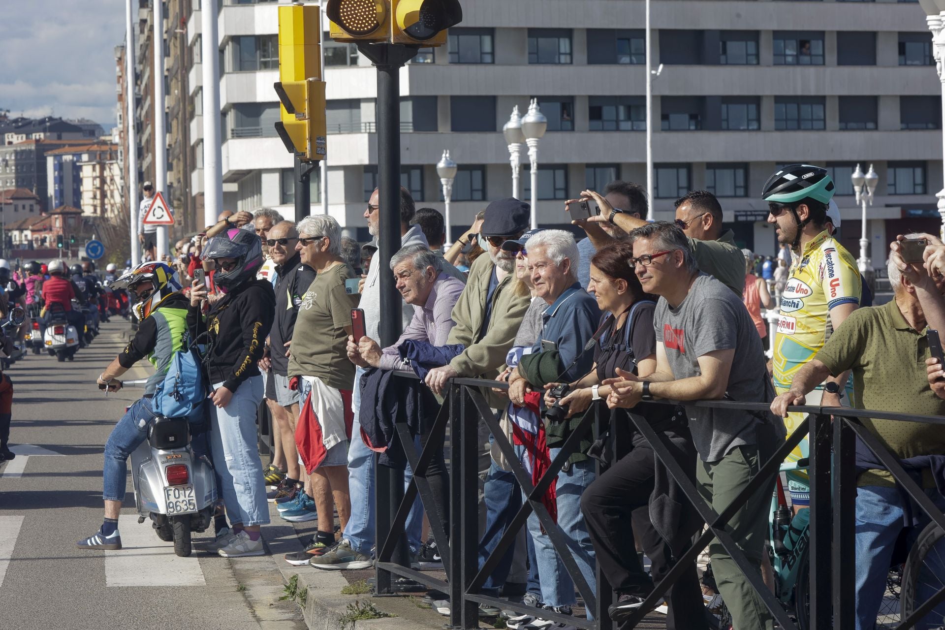 Miles de Vespas invaden Gijón