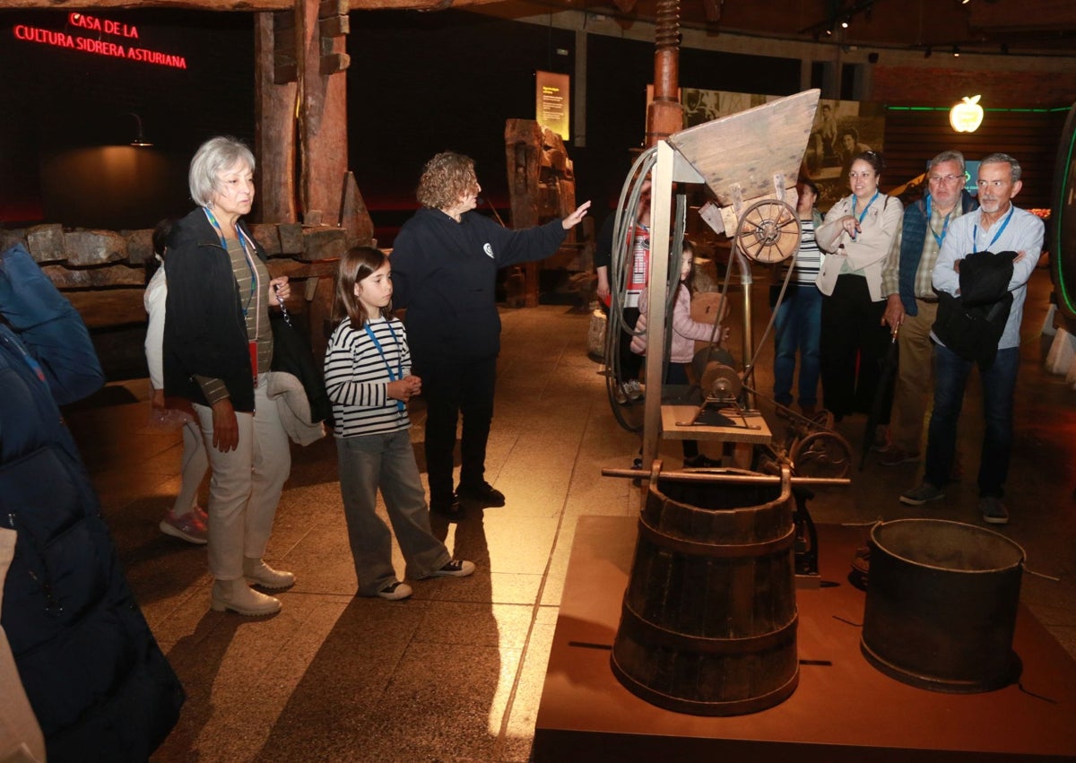 Imagen secundaria 1 - Nava explora la tradición sidrera a través de su historia