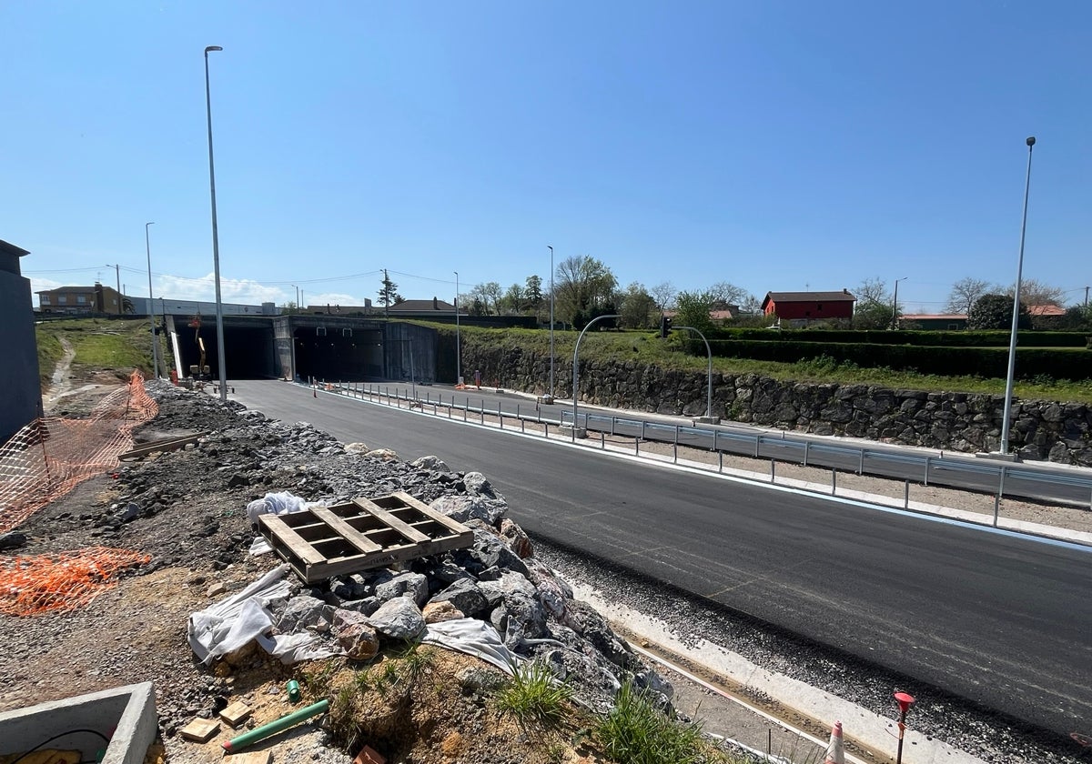 Avanzan las obras la futura autovía del polígono de Amazon en Siero con el asfaltado