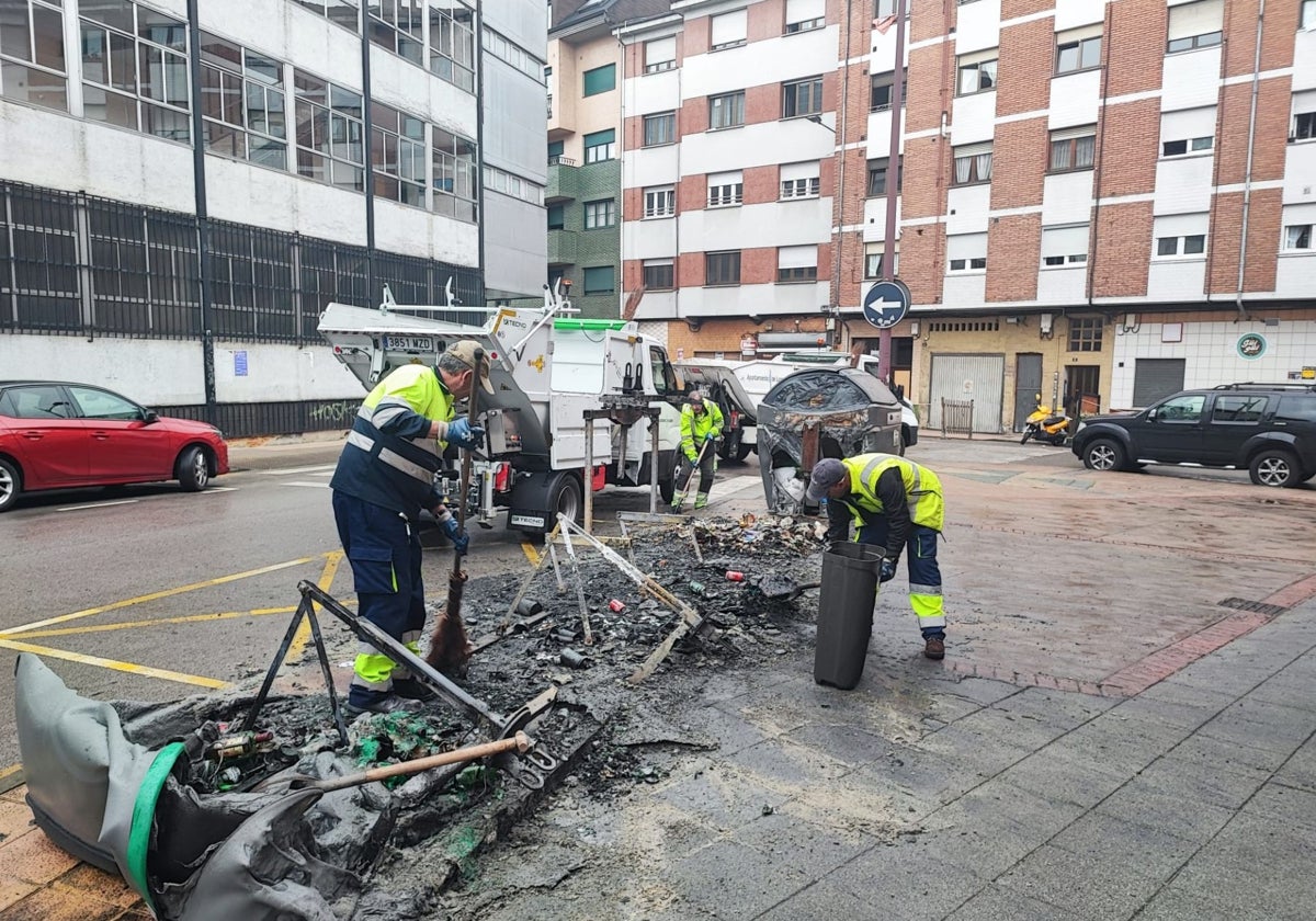 Vandalismo en La Felguera con cinco contenedores quemados