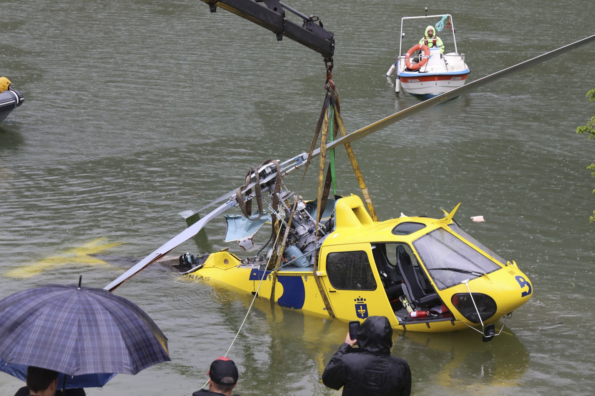 Localizan el helicóptero que se cayó al embalse de Tanes: está boca abajo a 10 metros de profundidad