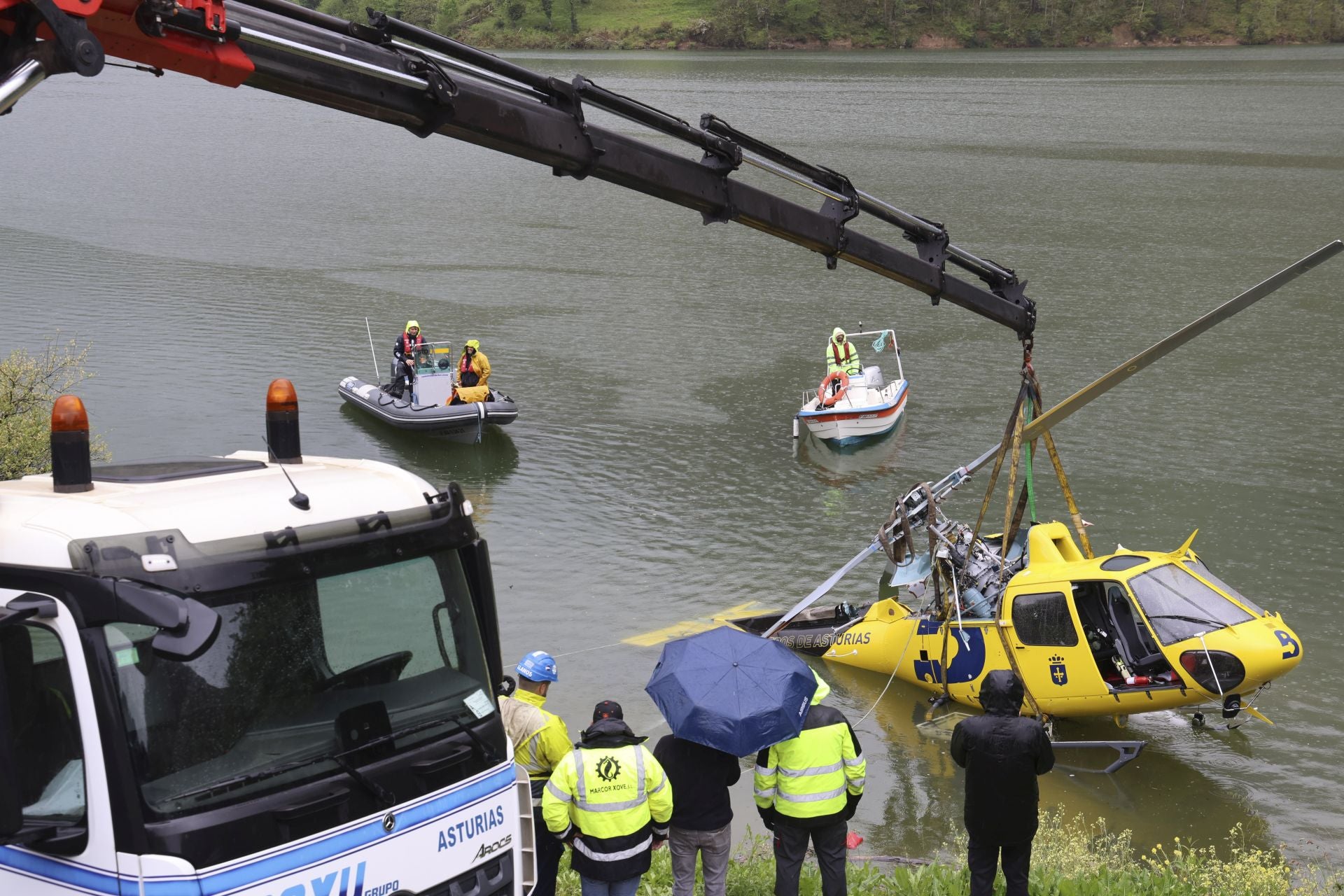 Localizan el helicóptero que se cayó al embalse de Tanes: está boca abajo a 10 metros de profundidad