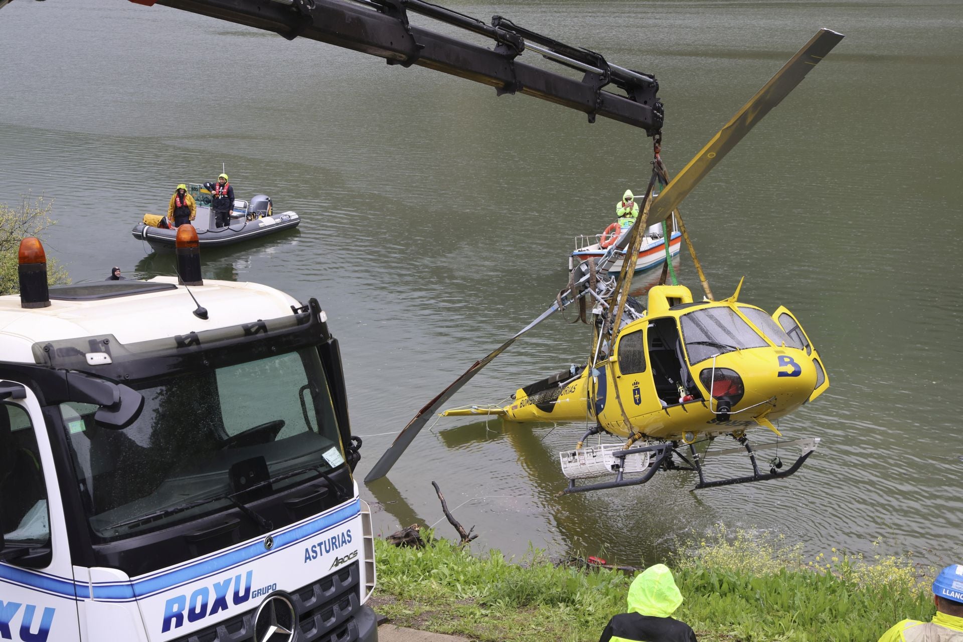 Localizan el helicóptero que se cayó al embalse de Tanes: está boca abajo a 10 metros de profundidad