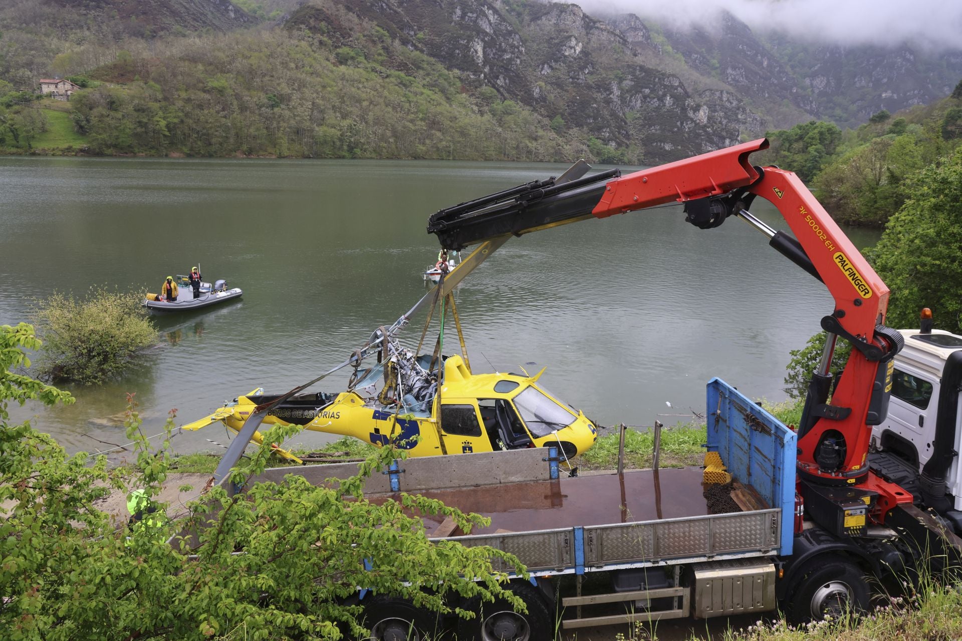 Localizan el helicóptero que se cayó al embalse de Tanes: está boca abajo a 10 metros de profundidad