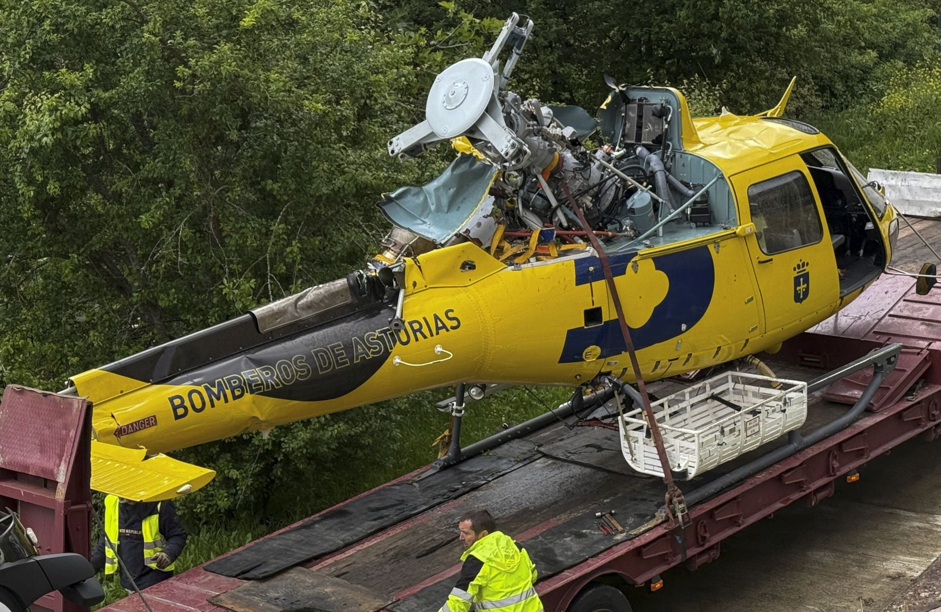 Localizan el helicóptero que se cayó al embalse de Tanes: está boca abajo a 10 metros de profundidad