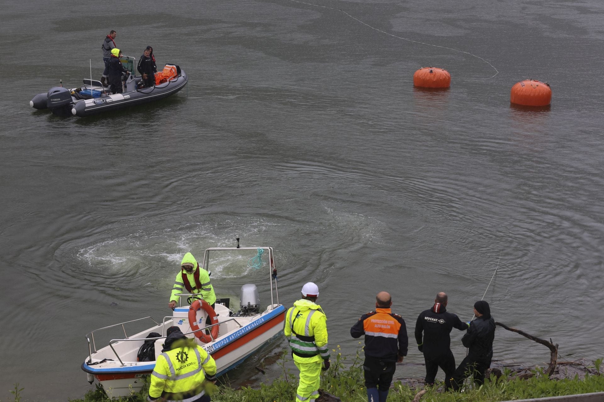 Localizan el helicóptero que se cayó al embalse de Tanes: está boca abajo a 10 metros de profundidad