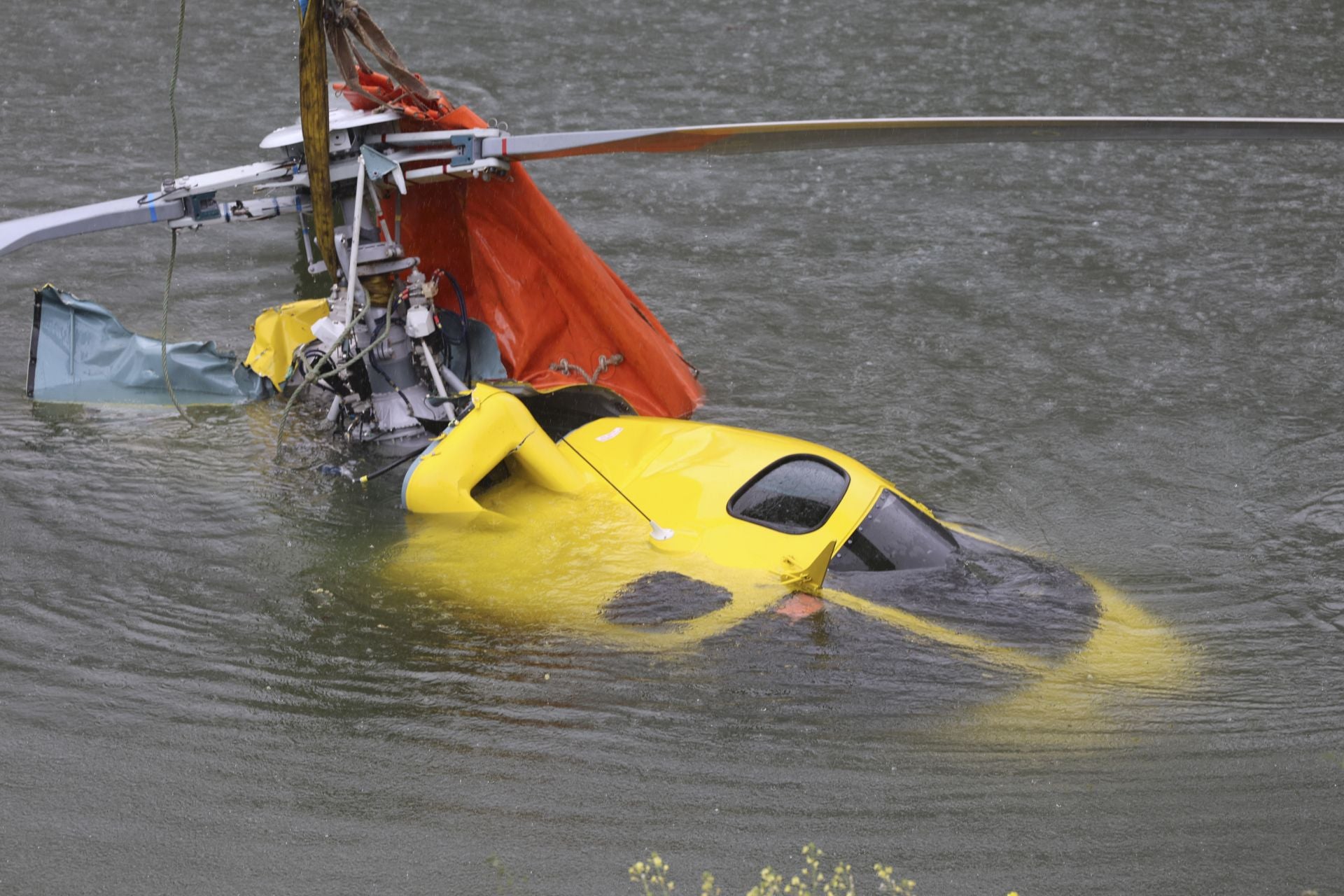 Localizan el helicóptero que se cayó al embalse de Tanes: está boca abajo a 10 metros de profundidad