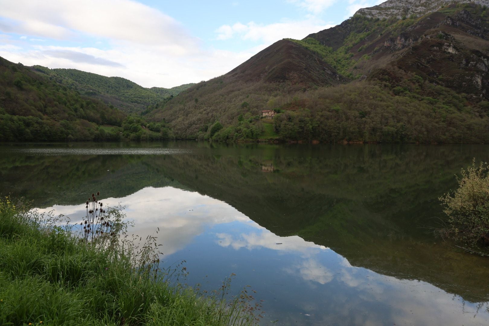 Localizan el helicóptero que se cayó al embalse de Tanes: está boca abajo a 10 metros de profundidad