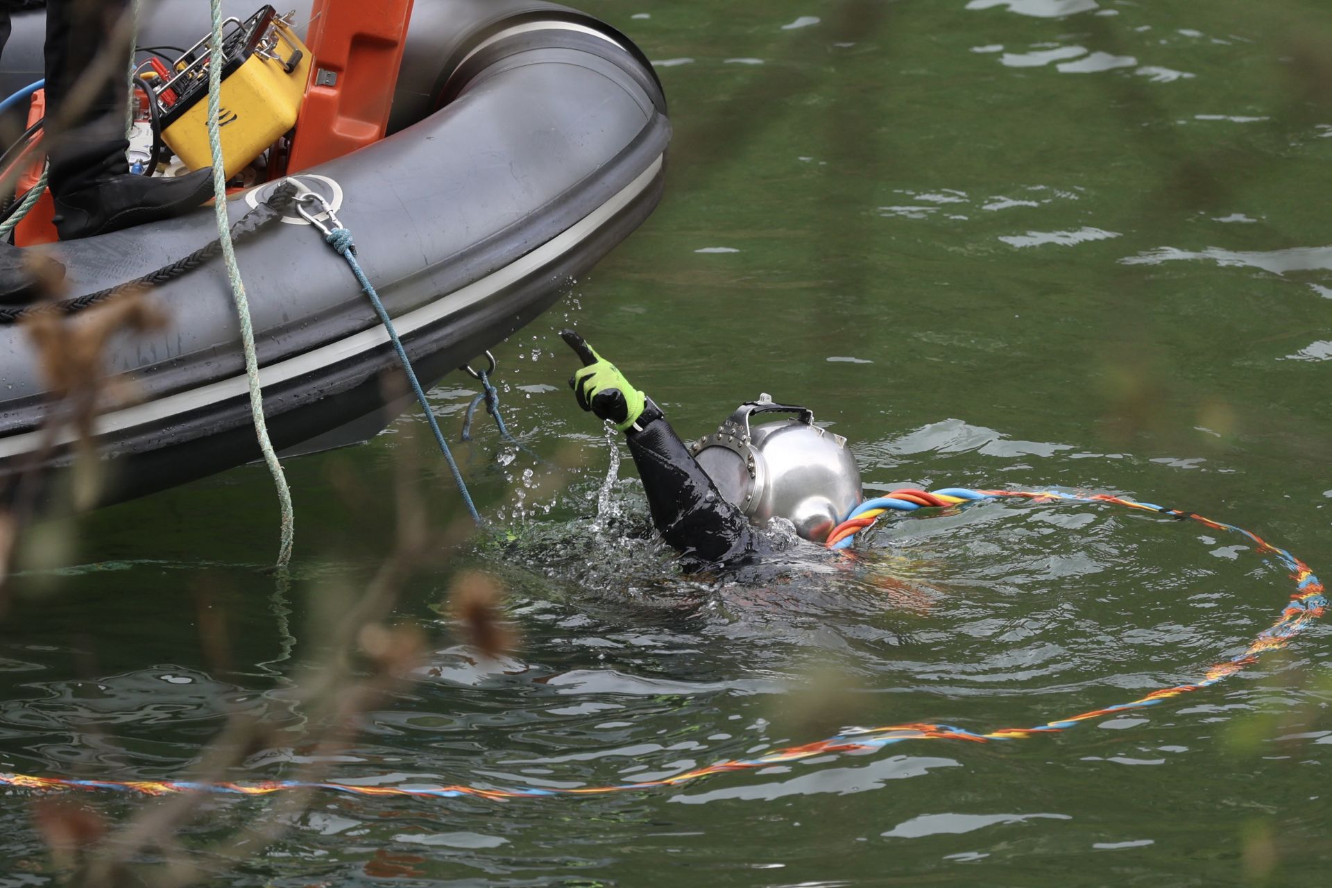 Localizan el helicóptero que se cayó al embalse de Tanes: está boca abajo a 10 metros de profundidad