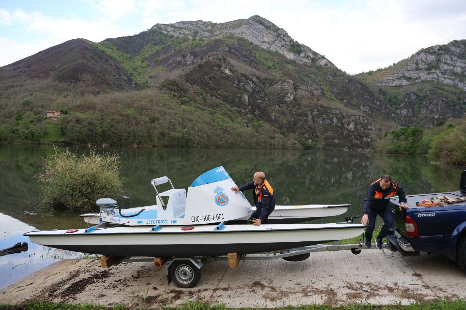 Localizan el helicóptero que se cayó al embalse de Tanes: está boca abajo a 10 metros de profundidad