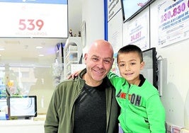 Vidal Fernández, con su hijo Matías, ayer, en el estanco.