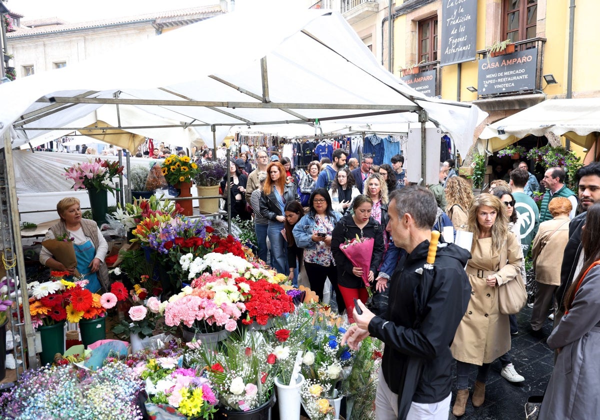 El Día de la Madre se disfruta en Oviedo con comidas en familia y flores