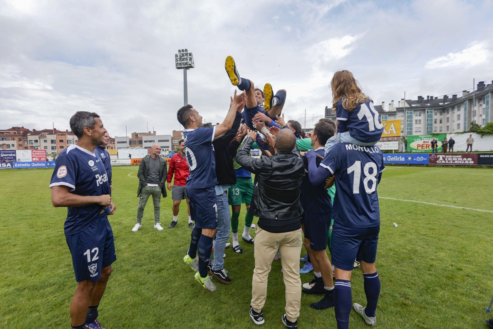 El Marino de Luanco celebra su permanencia en Segunda RFEF