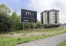 El solar en el que se construirá el futuro edificio de viviendas, en Salinas.