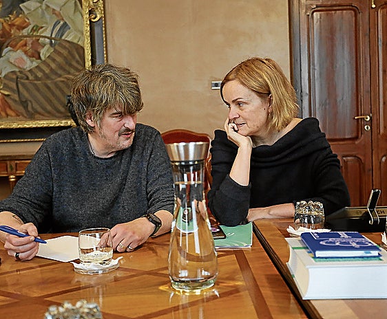 Xabel Vegas y Covadonga Tomé conversan en una reunión de la Junta de Portavoces.