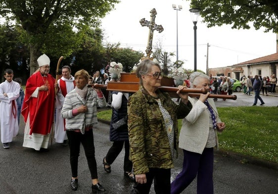 La lluvia cesó y permitió la procesión de la Santa Cruz de Jove.