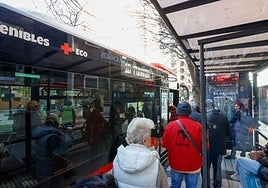 Viajeros subiéndose a un autobús municipal de la línea 10 (Pumarín-Somió/Hospital de Cabueñes).