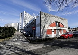 La Facultad de Enfermería de Gjión, en primer término. Detrás, el Hospital de Cabueñes.